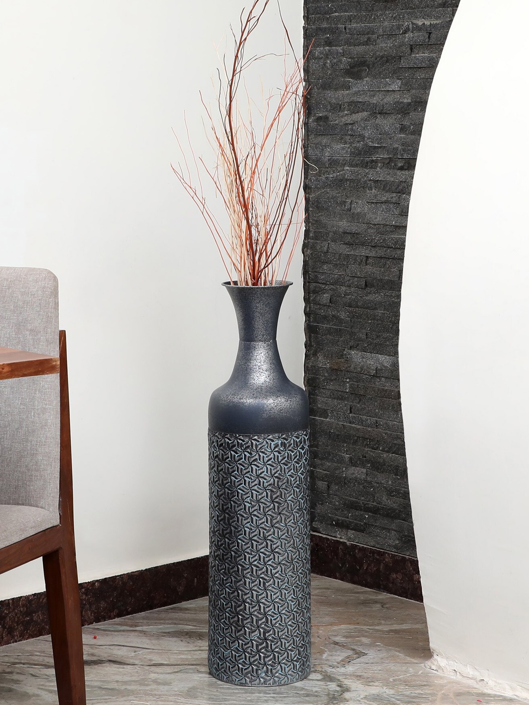 

vedas Metallic-Toned Textured V-Viraj Metal Vases