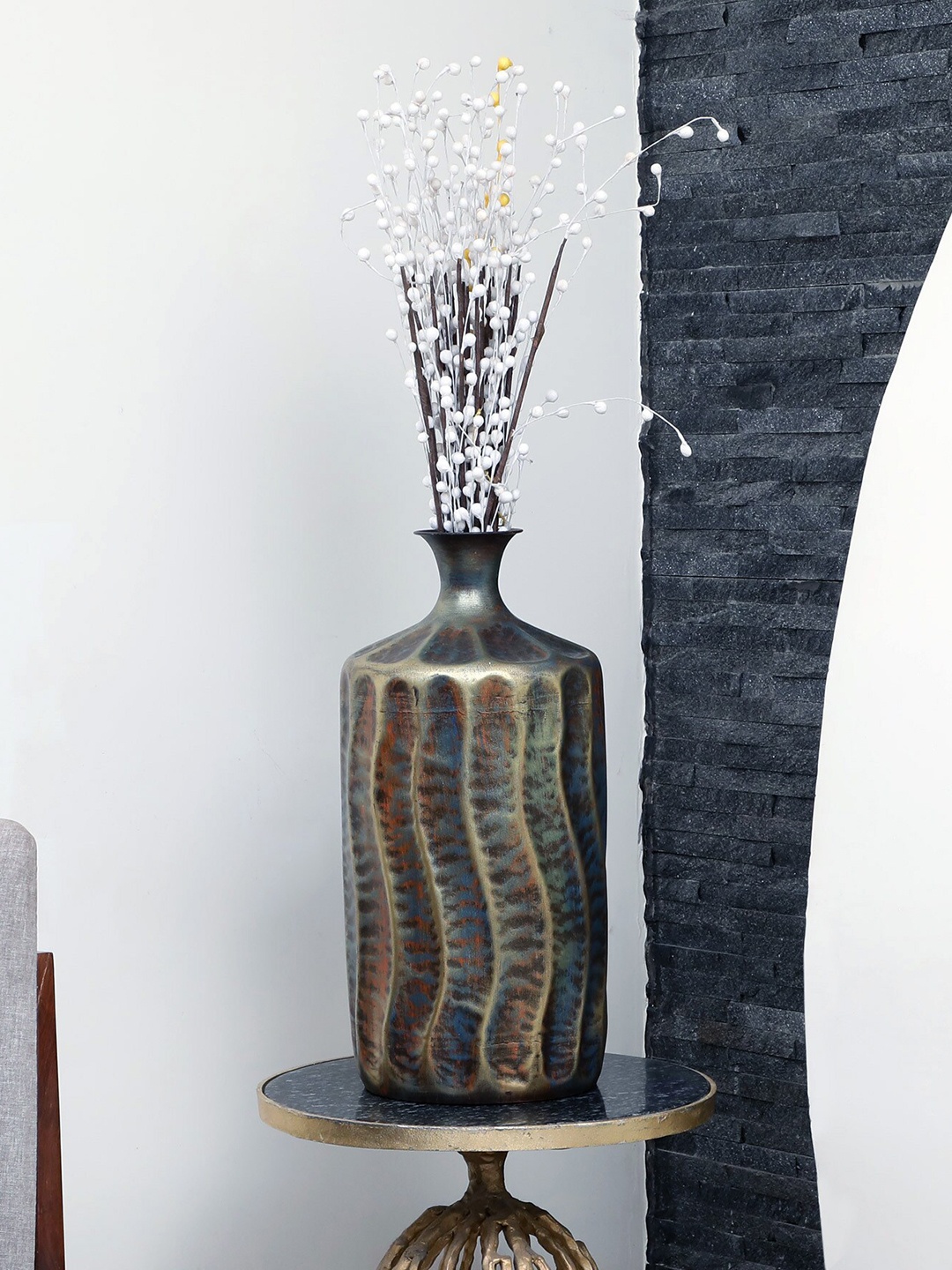 

vedas Metallic-Toned Textured Vase