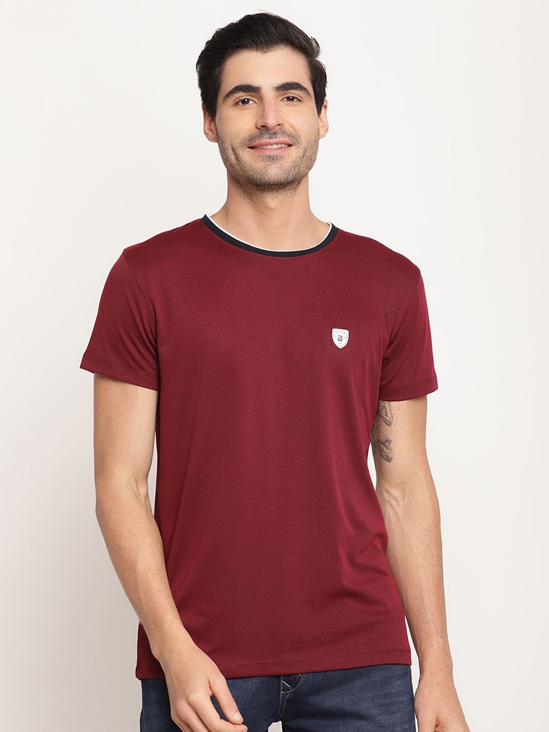 

Octave Men Maroon & Black Solid Round Neck T-shirt