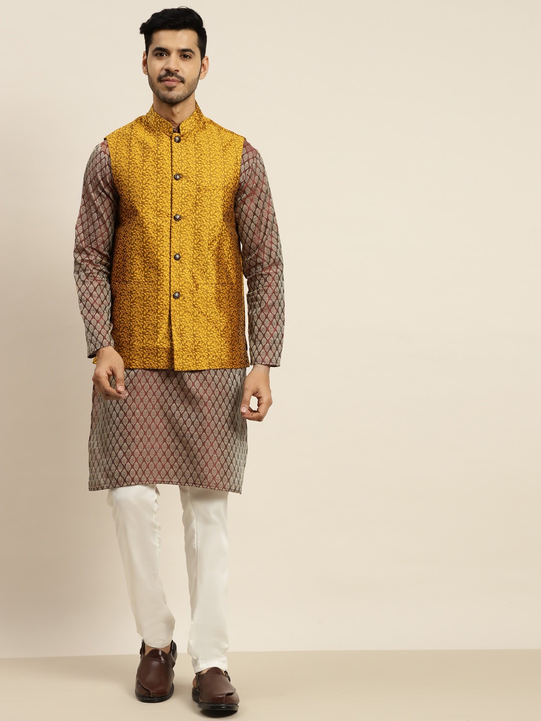 

SOJANYA Men Maroon Kurta with Churidar & Nehru Jacket