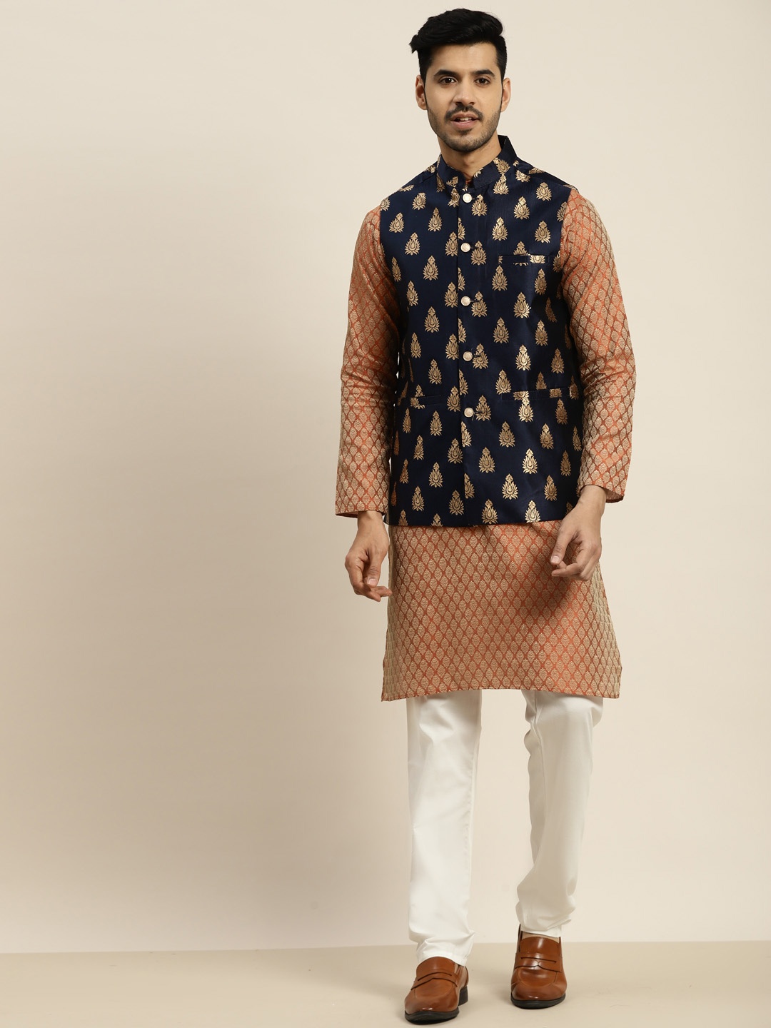 

SOJANYA Men Orange Ethnic Motifs Kurta with Pyjamas & Nehru Jacket