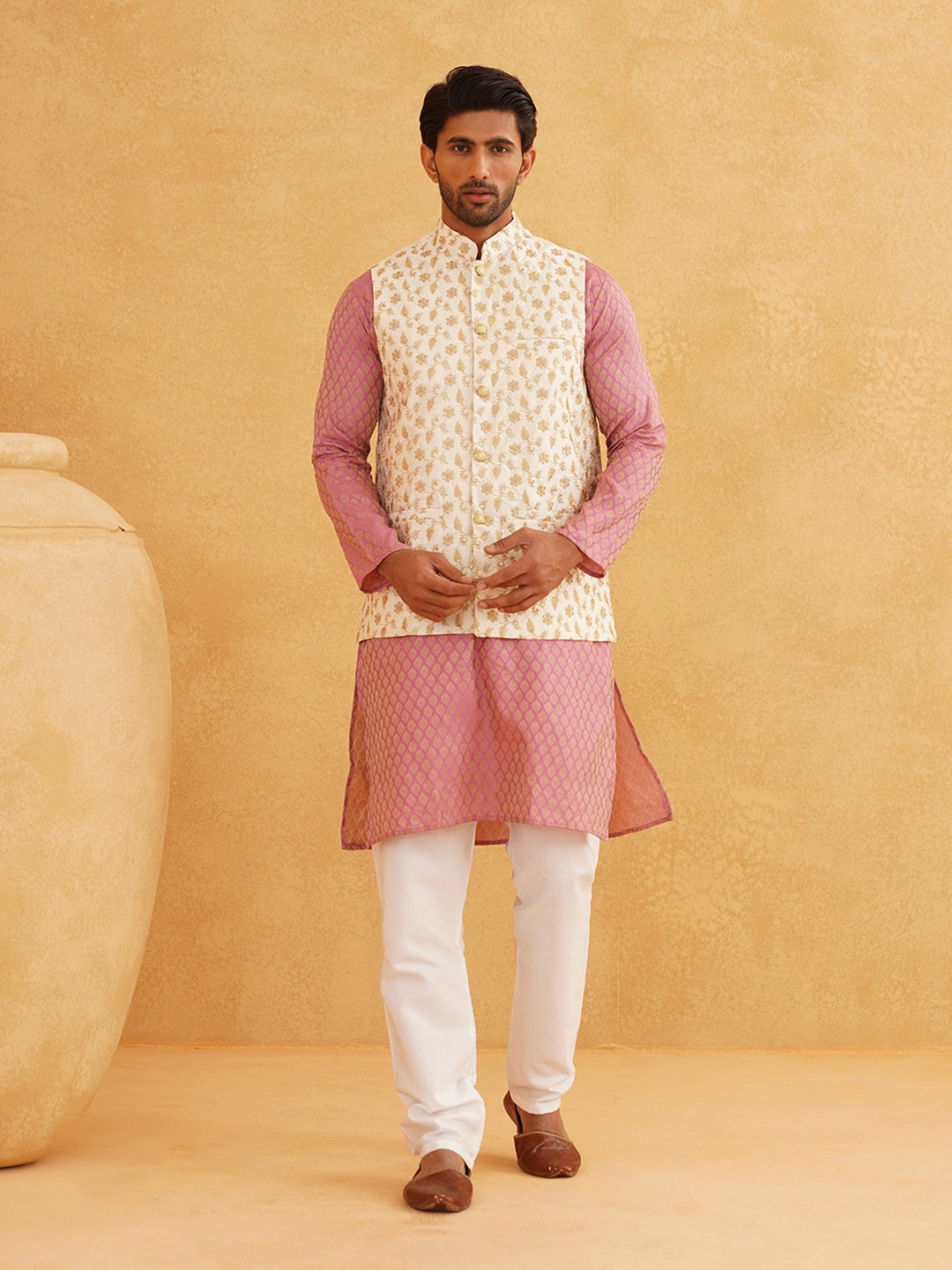 

SOJANYA Men Pink Ethnic Motifs Kurta with Pyjamas & Nehru Jacket