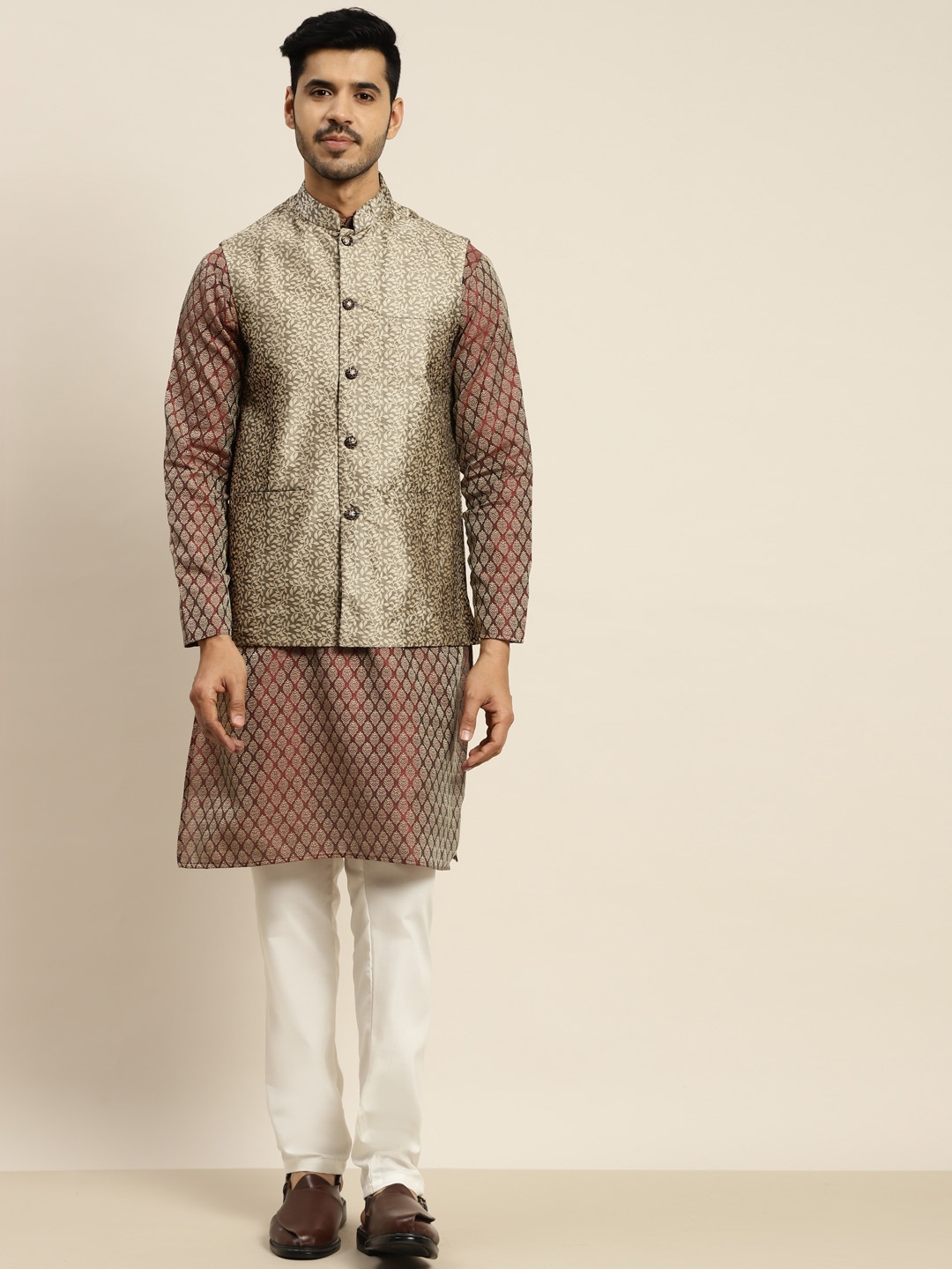 

SOJANYA Men Maroon Ethnic Motifs Kurta with Pyjamas & Nehru Jacket