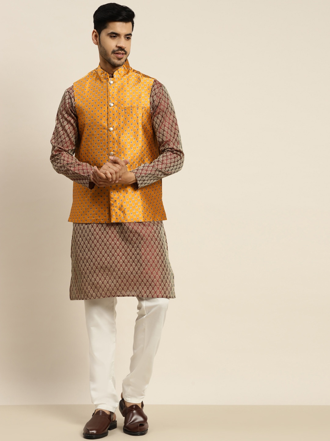 

SOJANYA Men Maroon Ethnic Motifs Kurta with Pyjamas & Nehru Jacket
