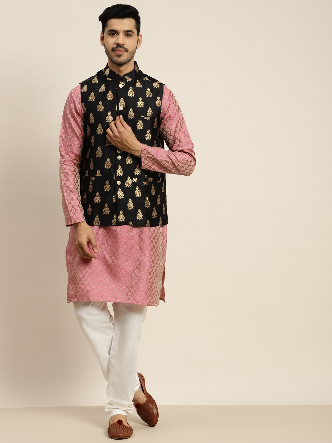 

SOJANYA Men Pink Ethnic Motifs Kurta with Pyjamas & Nehru Jacket