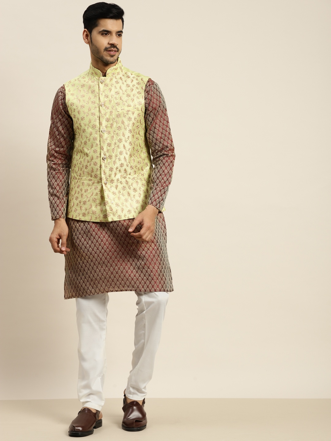 

SOJANYA Men Maroon Ethnic Motifs Kurta with Pyjamas & Nehru Jacket