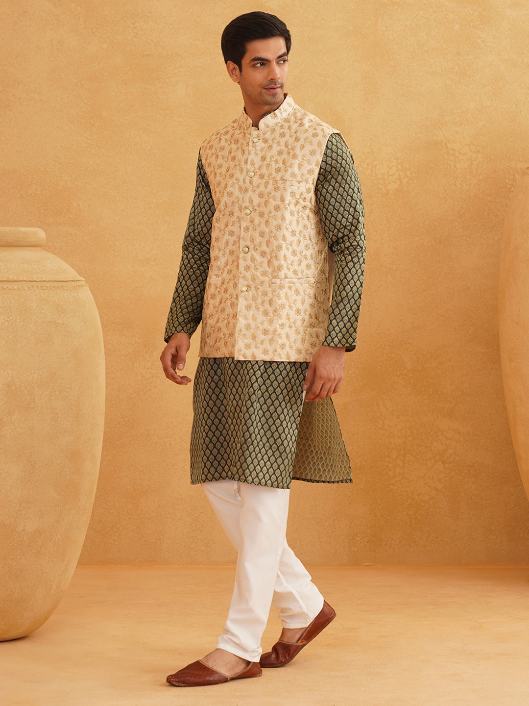 

SOJANYA Men Green Ethnic Motifs Kurta with Churidar with Nehru Jacket