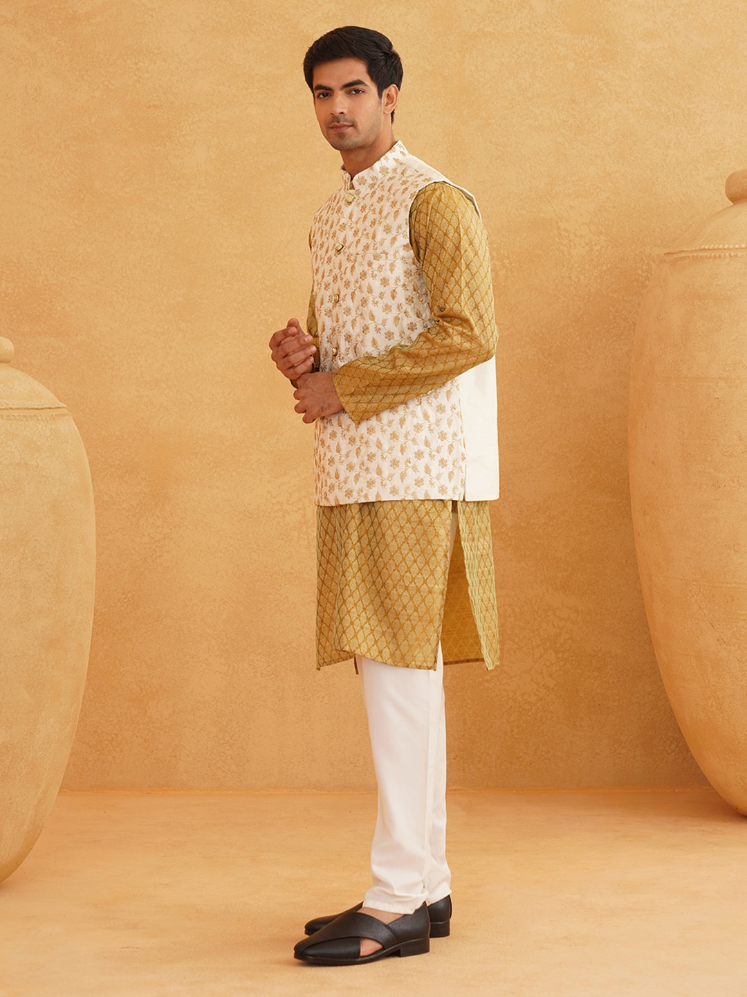 

SOJANYA Men Mustard Yellow Ethnic Motifs Kurta with Pyjamas & Nehru Jacket