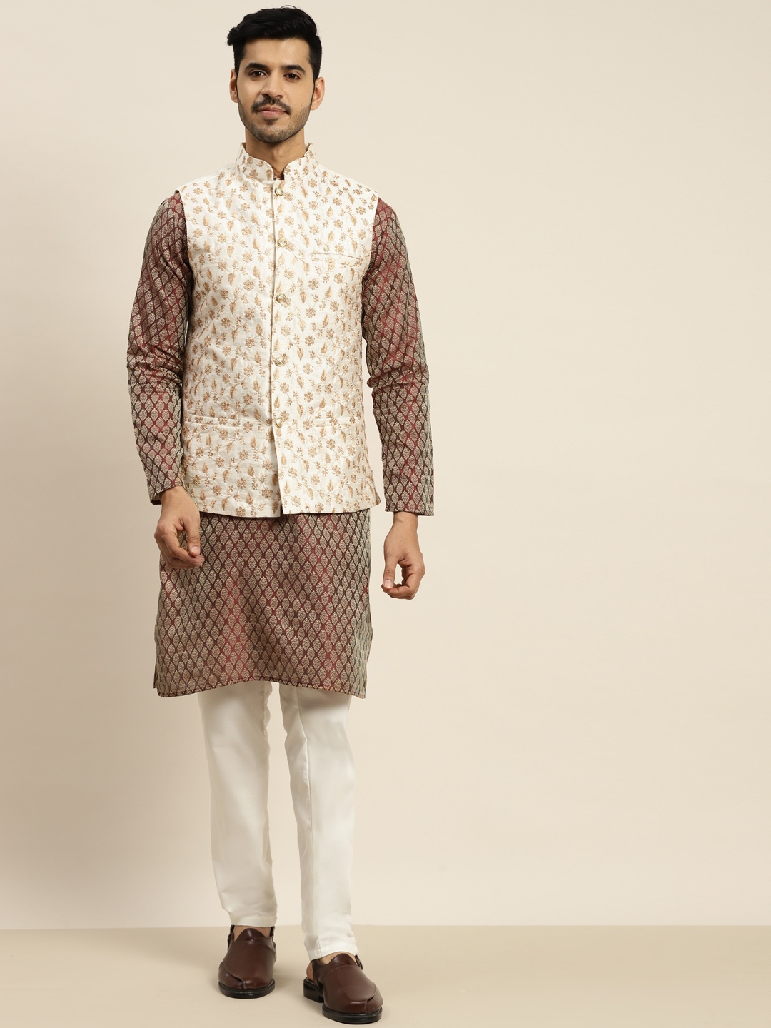 

SOJANYA Men Maroon Ethnic Motifs Kurta with Pyjamas & Nehru Jacket