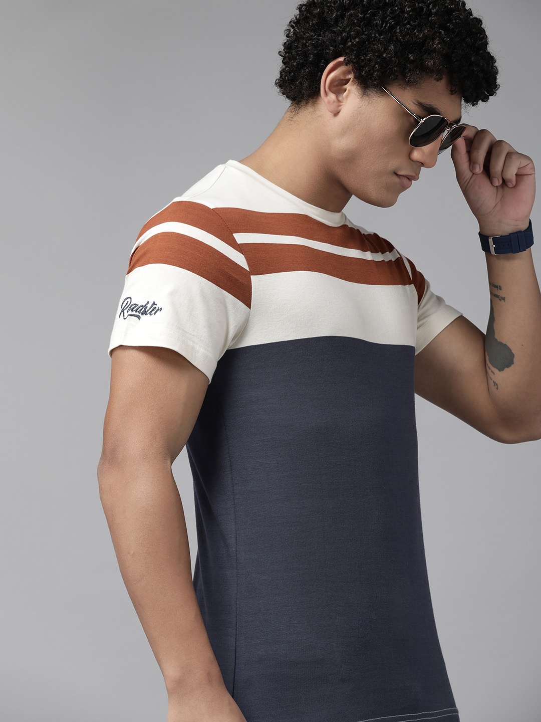 

The Roadster Lifestyle Co. Men Navy Blue & Off White Pure Cotton Striped T-shirt