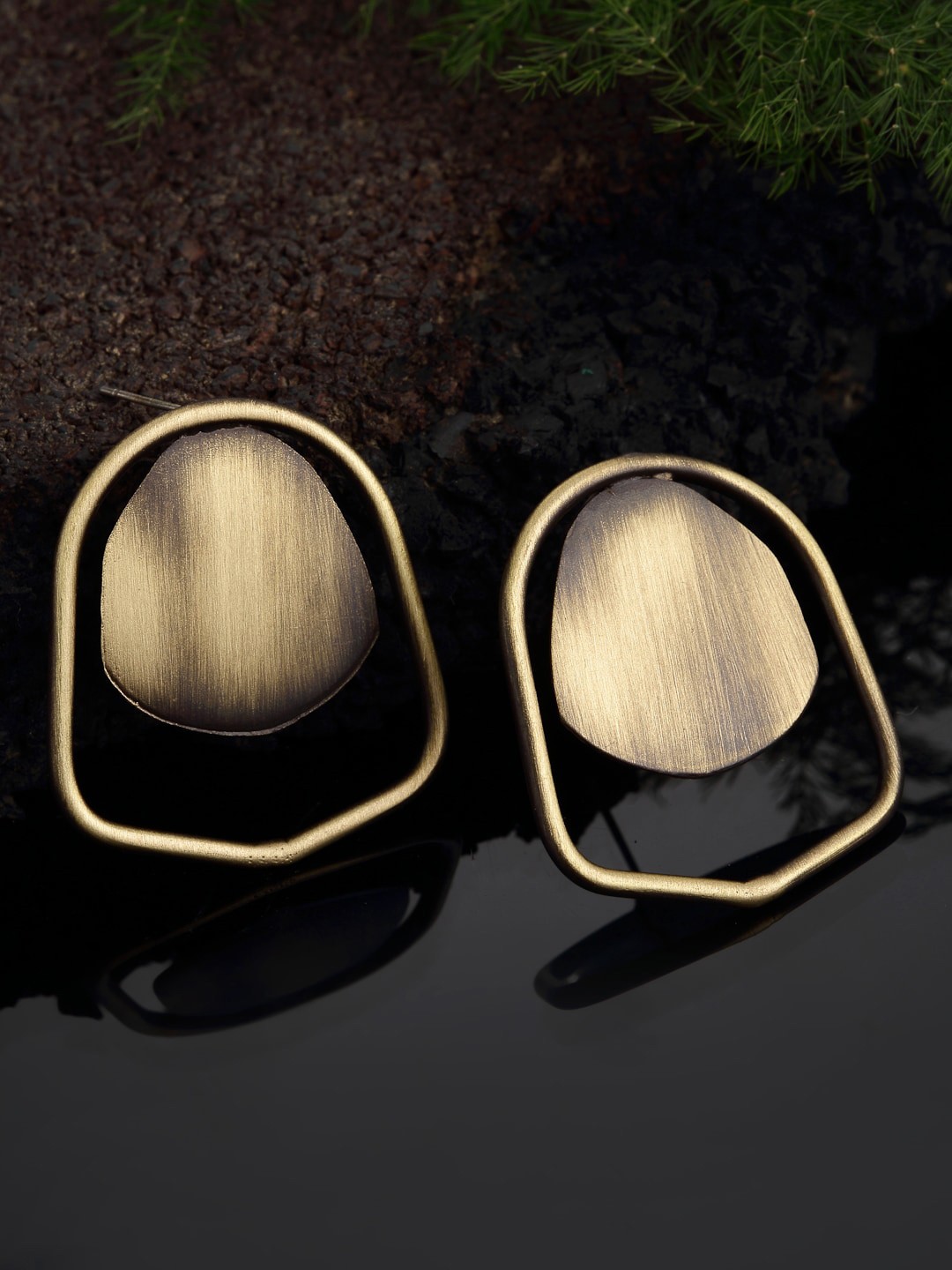 

VOGUE PANASH Gold-Plated Shield Stud Earrings