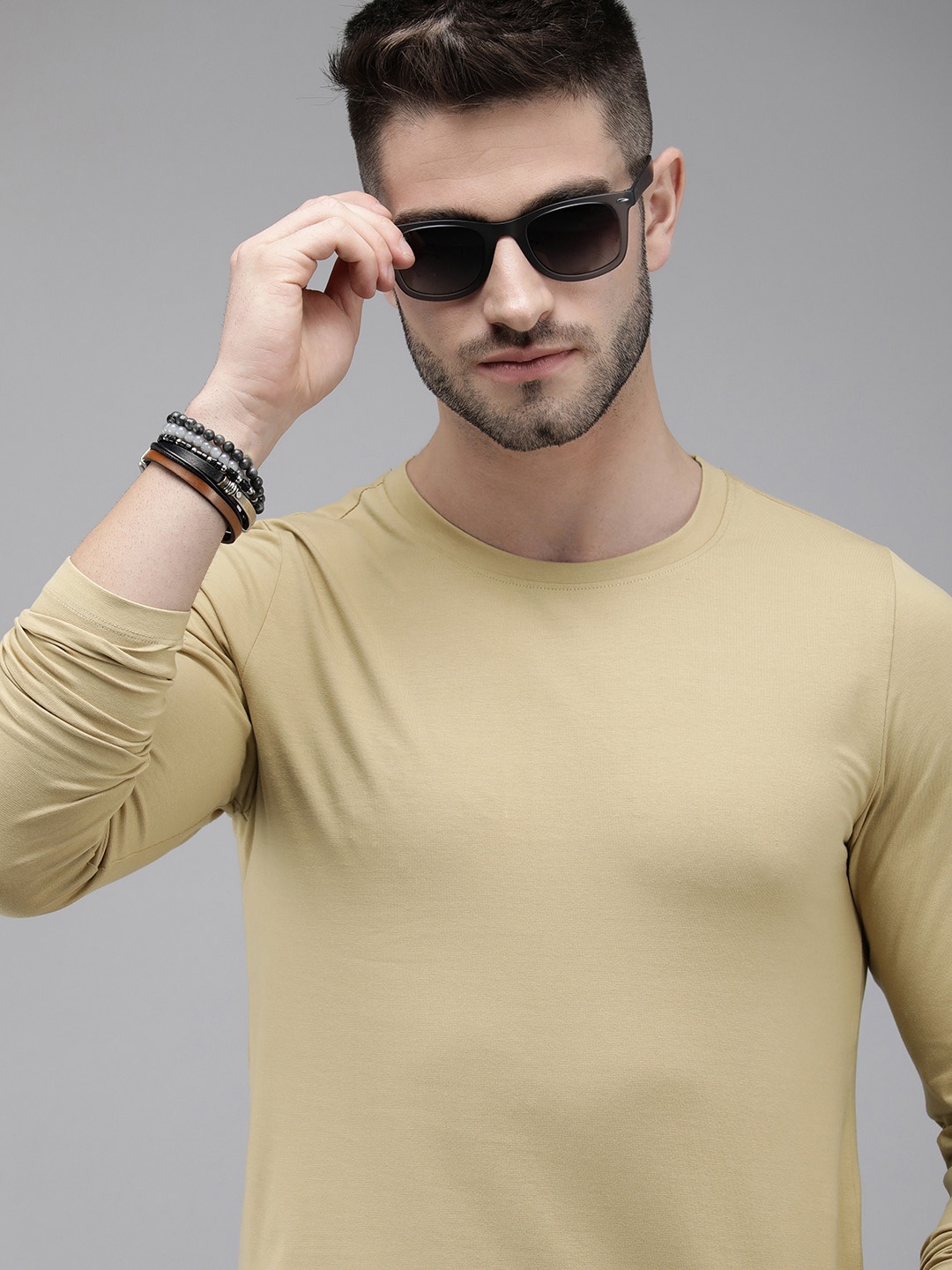 

The Roadster Lifestyle Co Men Khaki Solid Shaped Fit T-shirt