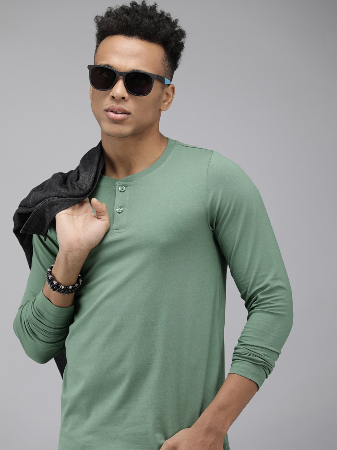 

The Roadster Lifestyle Co Men Green Shaped Fit Henley Neck T-shirt