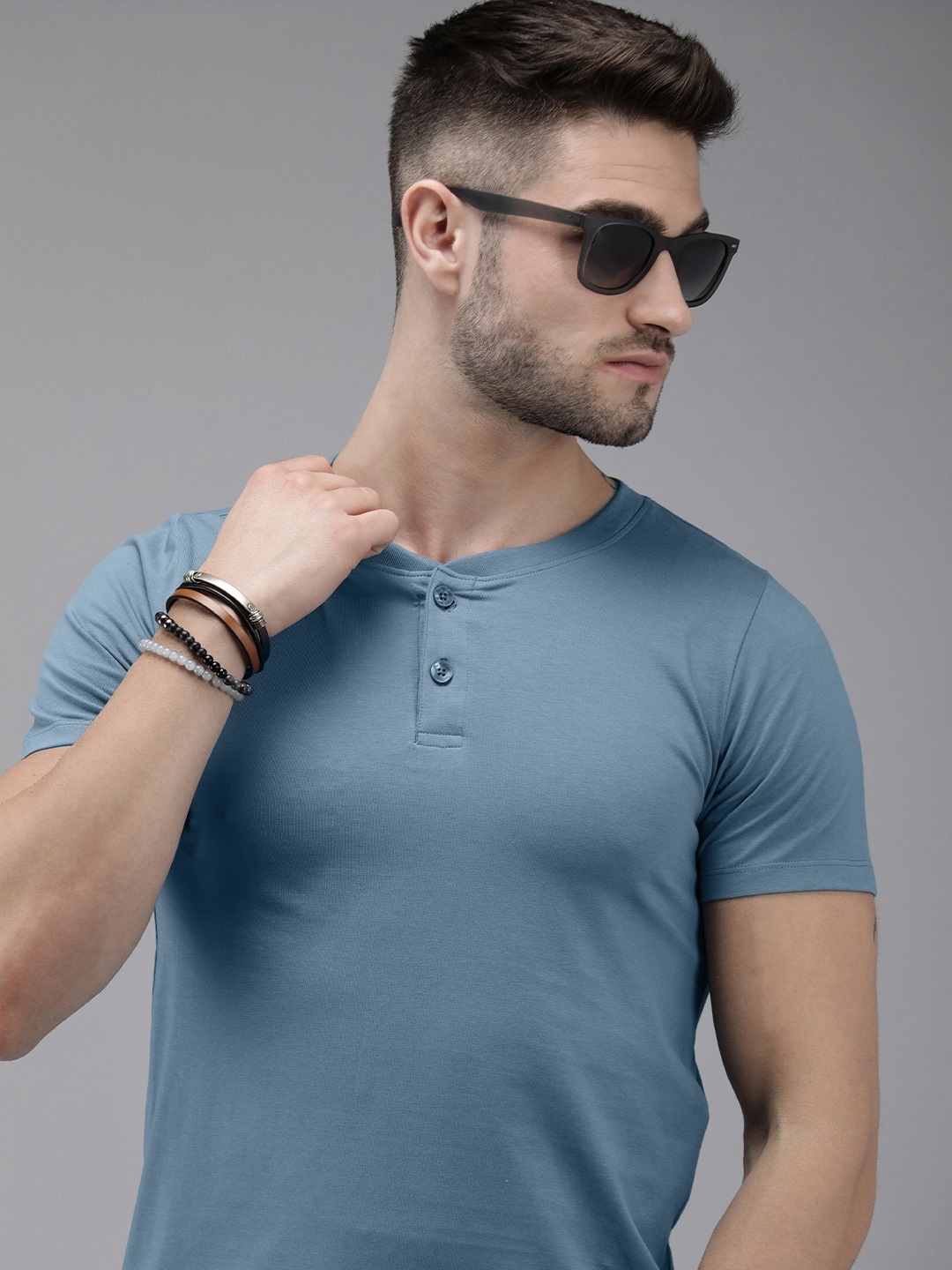 

Roadster Men Blue Solid Henley Neck T-shirt