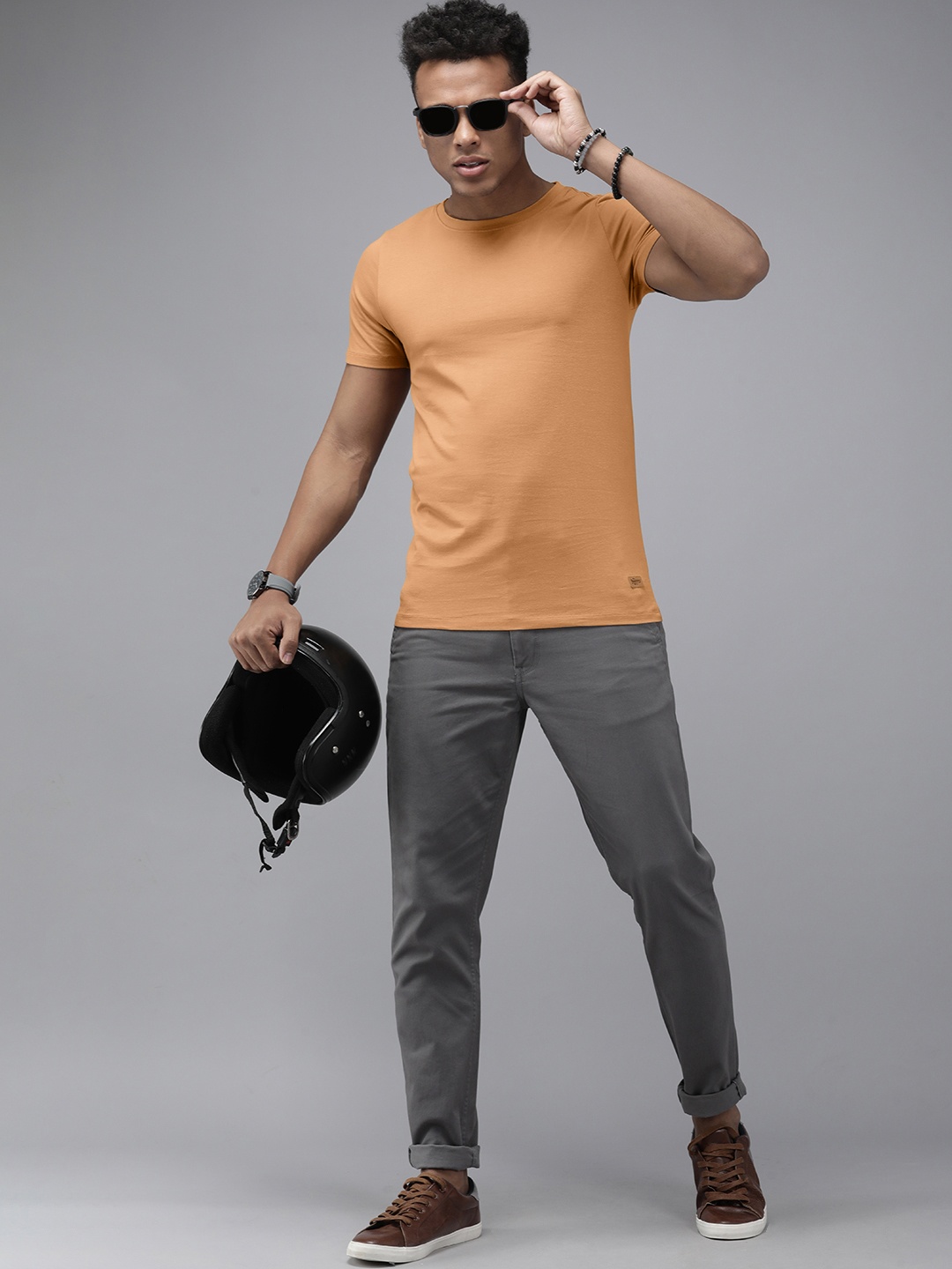 

The Roadster Lifestyle Co Men Camel Brown Shaped Fit Pure Cotton T-shirt