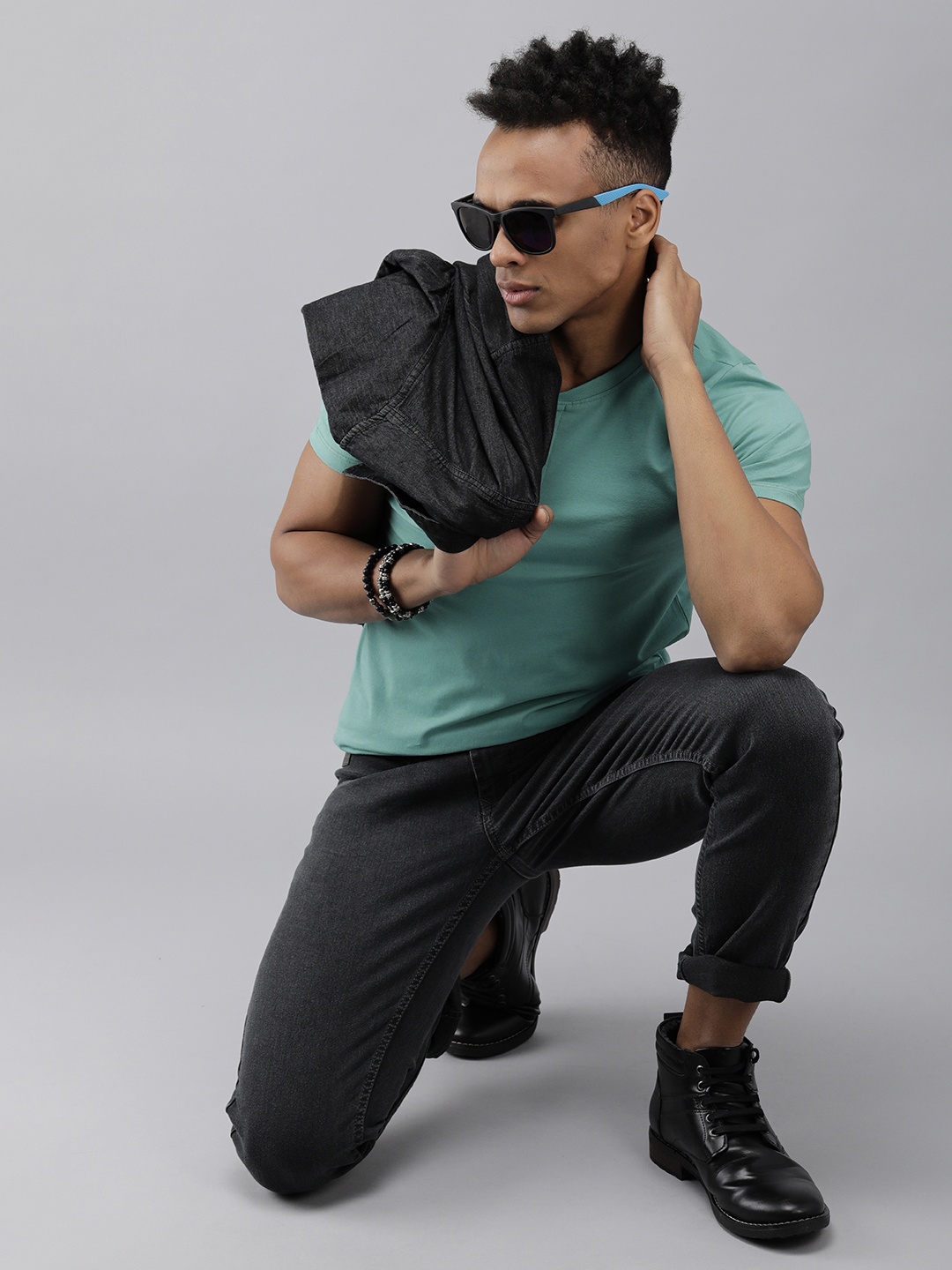 

The Roadster Lifestyle Co Men Sea Green Shaped Fit Henley Neck T-shirt