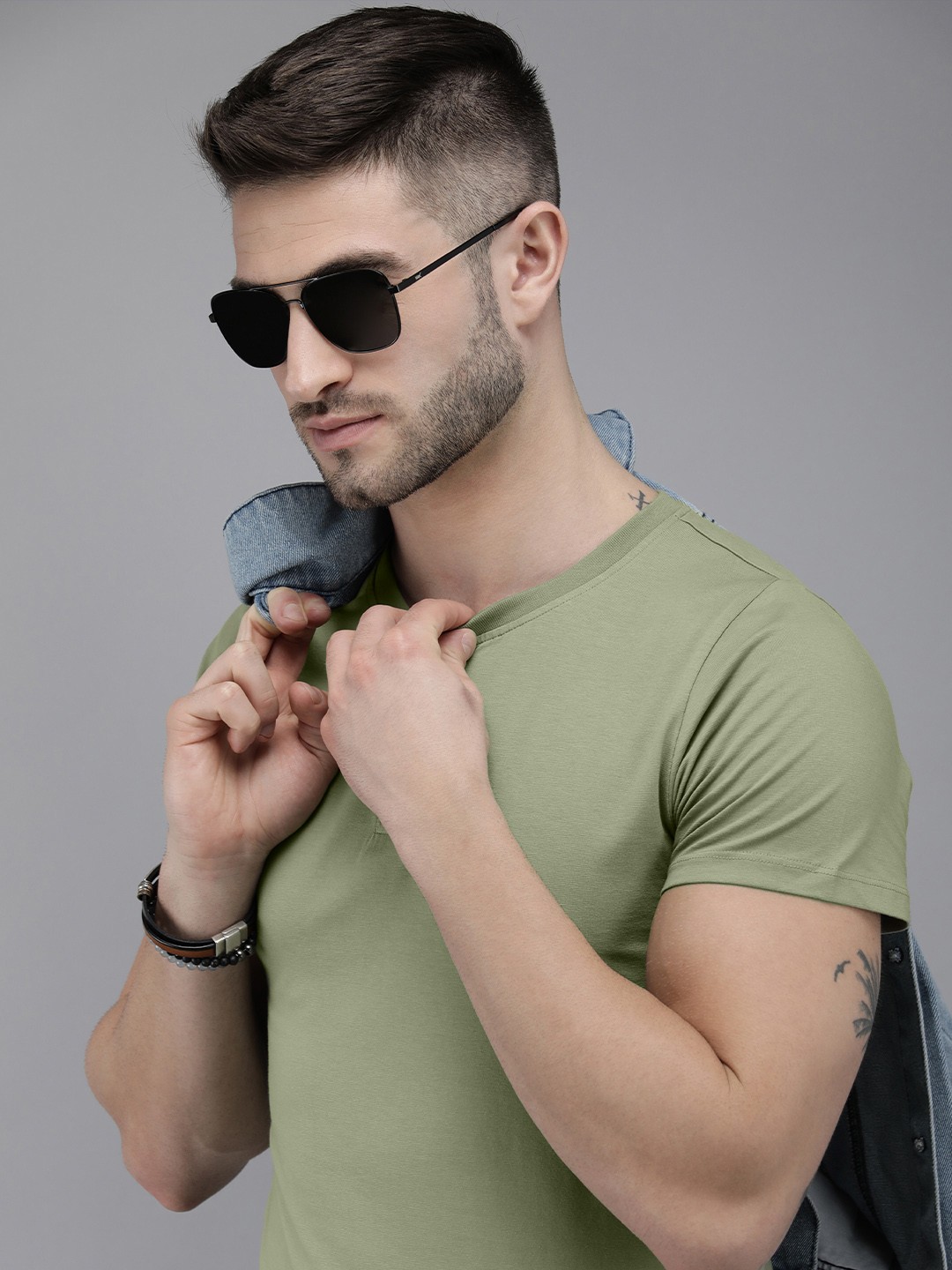 

Roadster Men Green Solid Henley Neck T-shirt