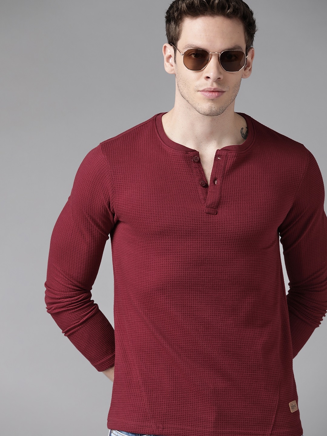 

Roadster Men Maroon Textured Henley Neck T-shirt