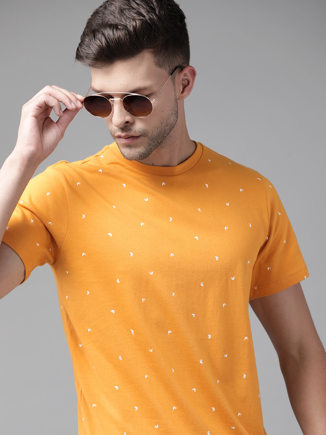 

Roadster Men Mustard Yellow & White Geometric Printed Pure Cotton T-shirt