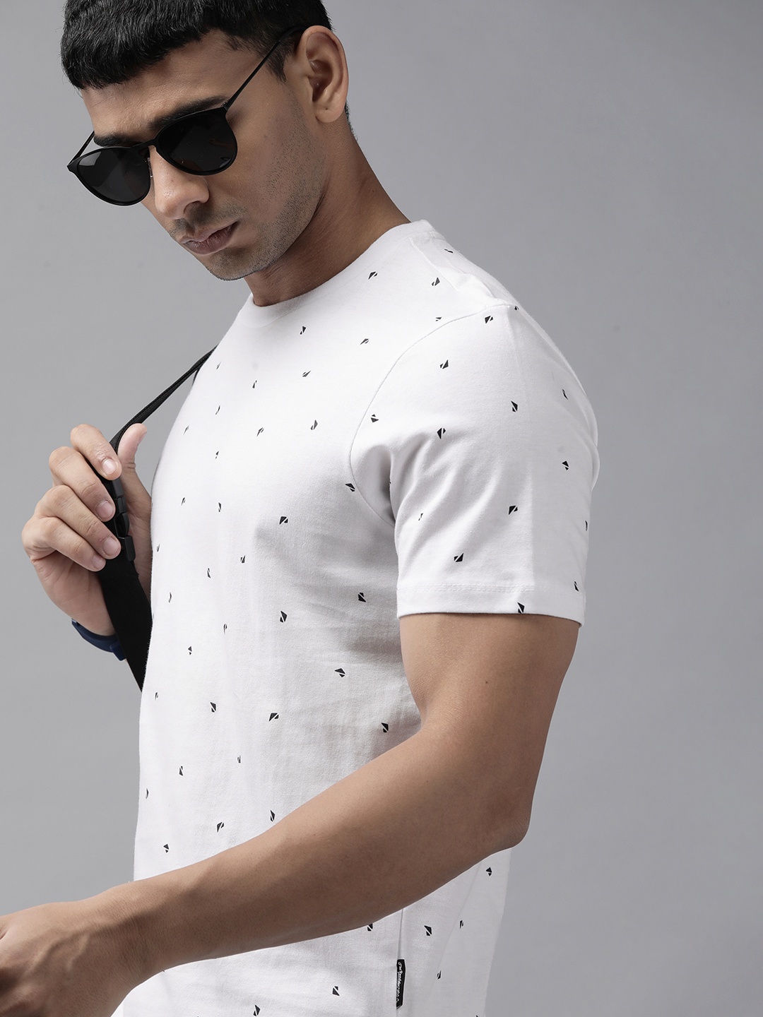 

Roadster Men White & Black Printed Pure Cotton T-shirt