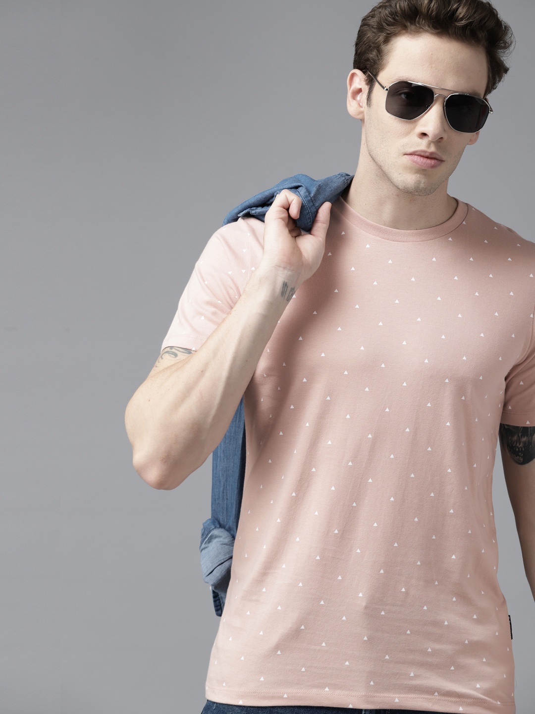 

Roadster Men Dusty Pink & White Geometric Printed Pure Cotton T-shirt