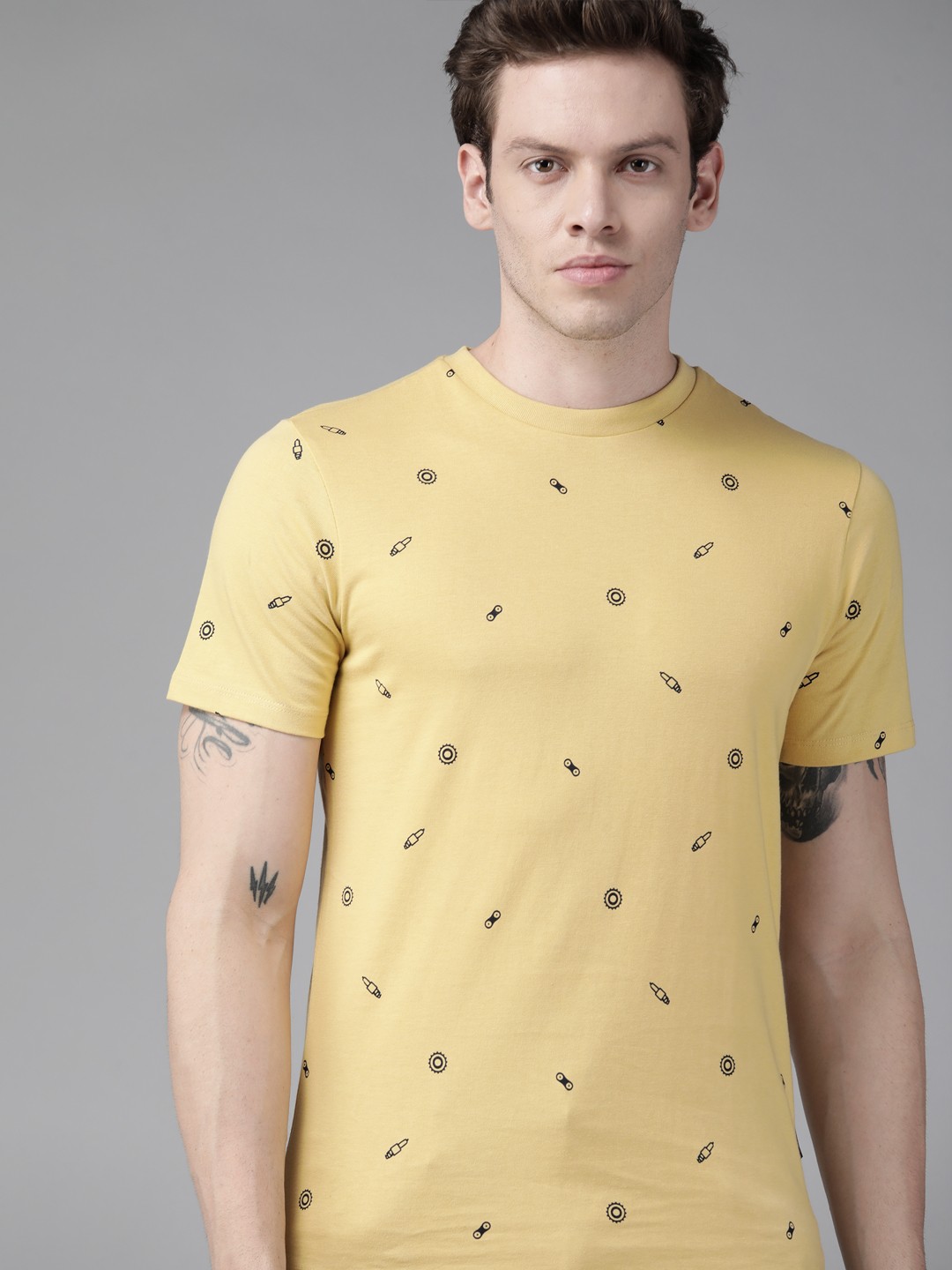 

Roadster Men Yellow & Black Printed Pure Cotton T-shirt