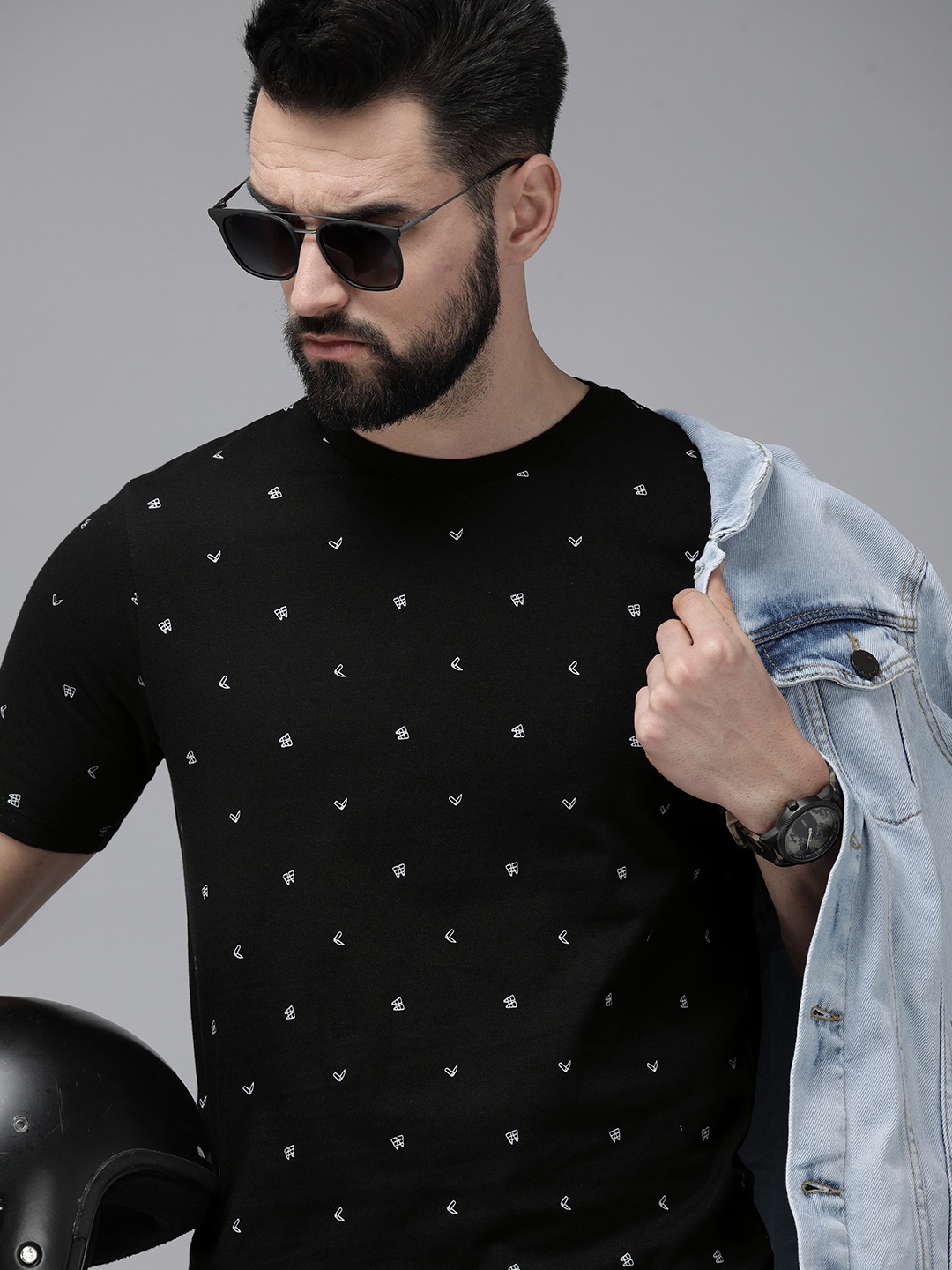 

Roadster Men Black & White Printed Pure Cotton T-shirt