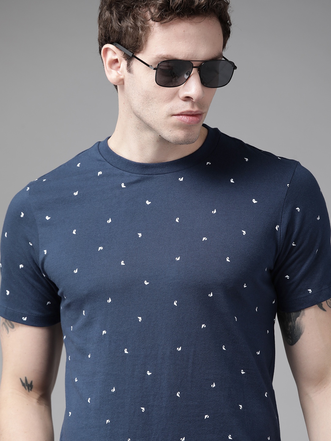 

Roadster Men Navy Blue & White Geometric Printed Pure Cotton T-shirt