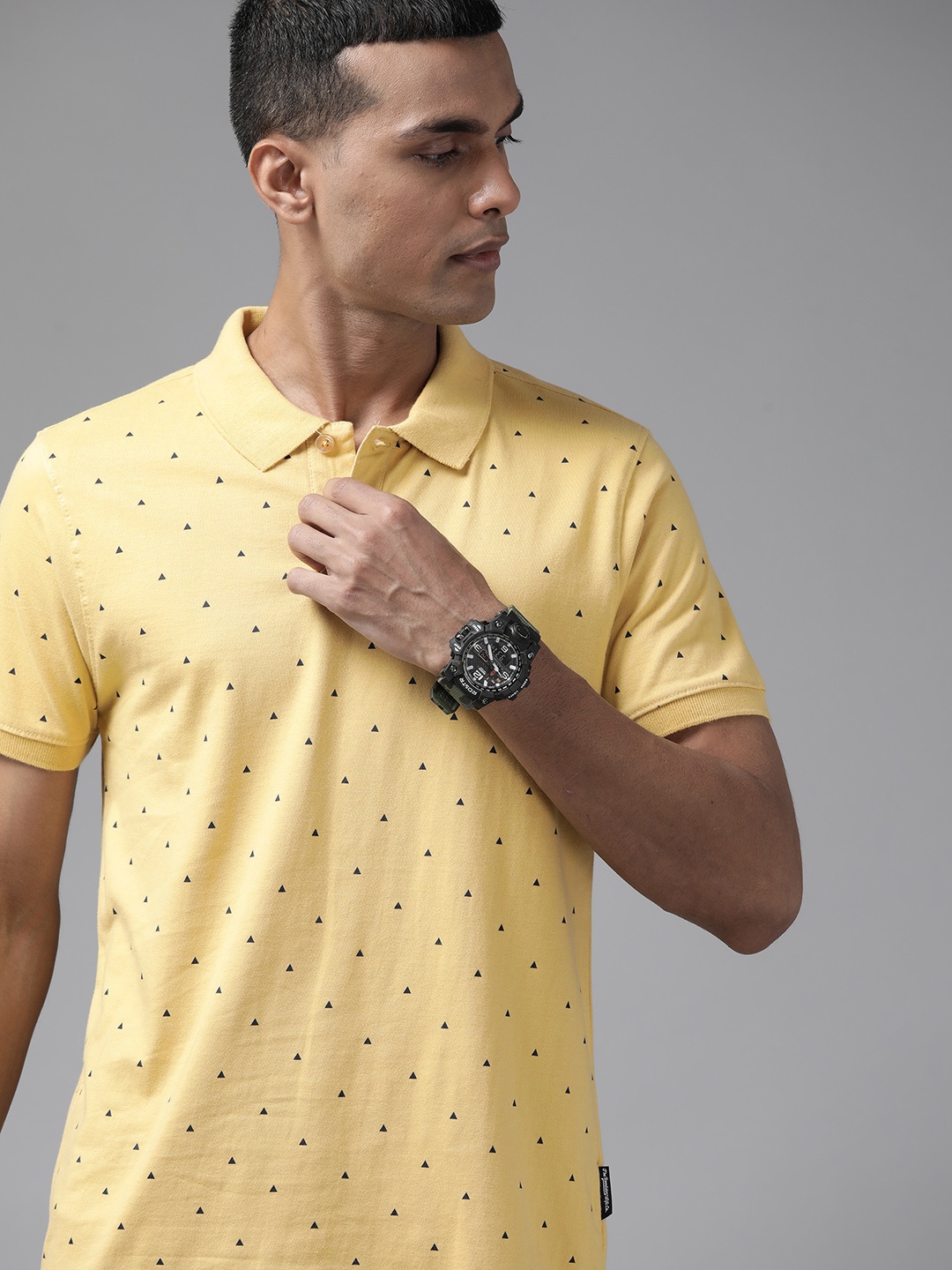 

Roadster Men Yellow & Black Printed Polo Collar Pure Cotton T-shirt