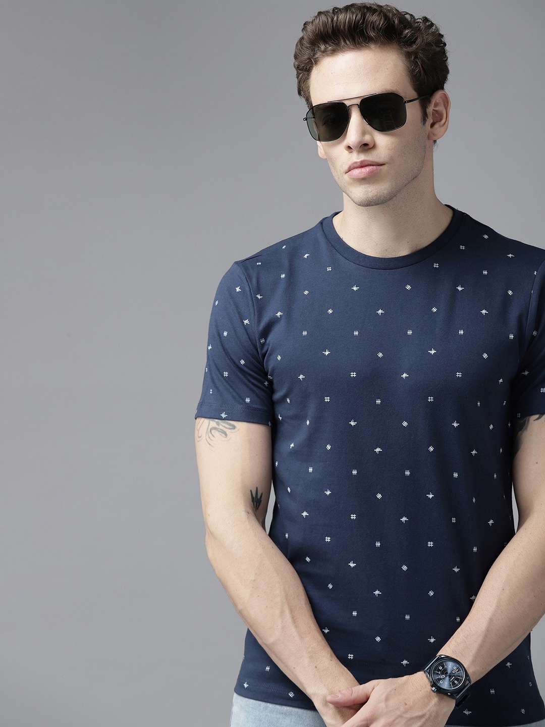 

Roadster Men Navy Blue & White Geometric Printed Pure Cotton T-shirt