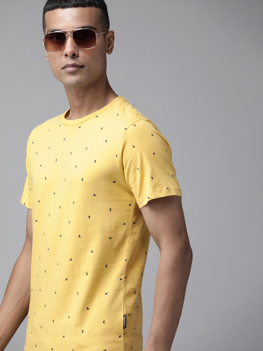 

Roadster Men Yellow & Black Pure Cotton Printed T-shirt