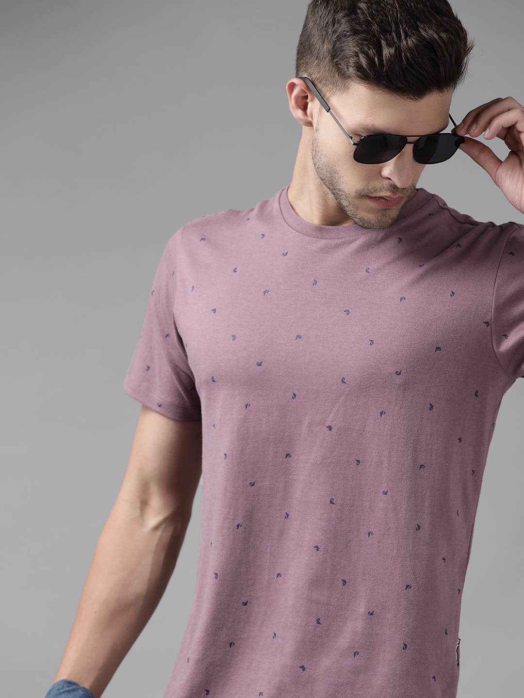 

Roadster Men Mauve & Black Geometric Printed T-shirt