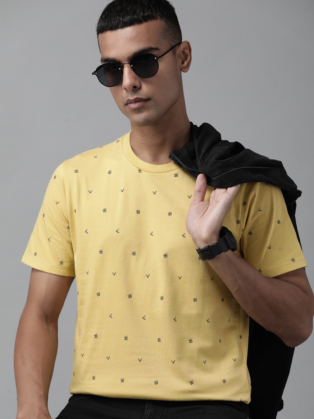 

Roadster Men Yellow Conversational Print Pure Cotton T-shirt