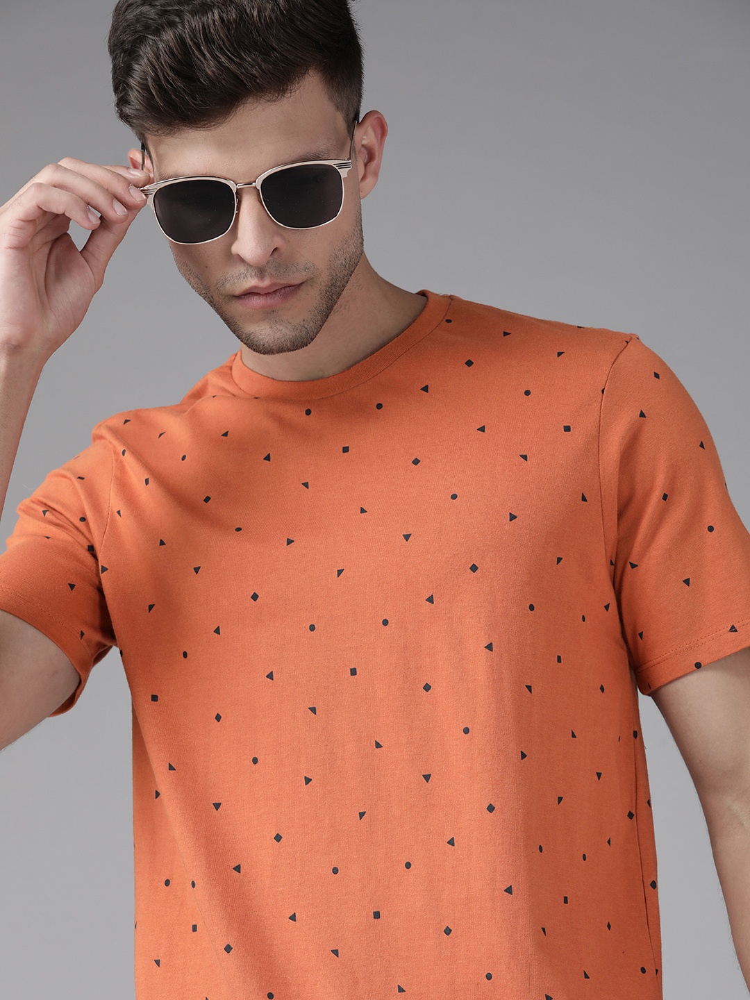 

Roadster Men Orange & Navy Pure Cotton Blue Printed T-shirt