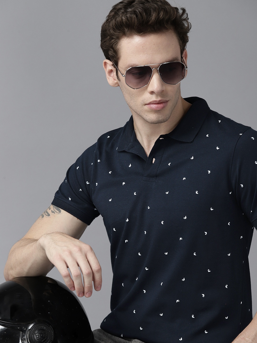 

Roadster Men Navy Blue & White Geometric Printed Polo Collar Pure Cotton T-shirt