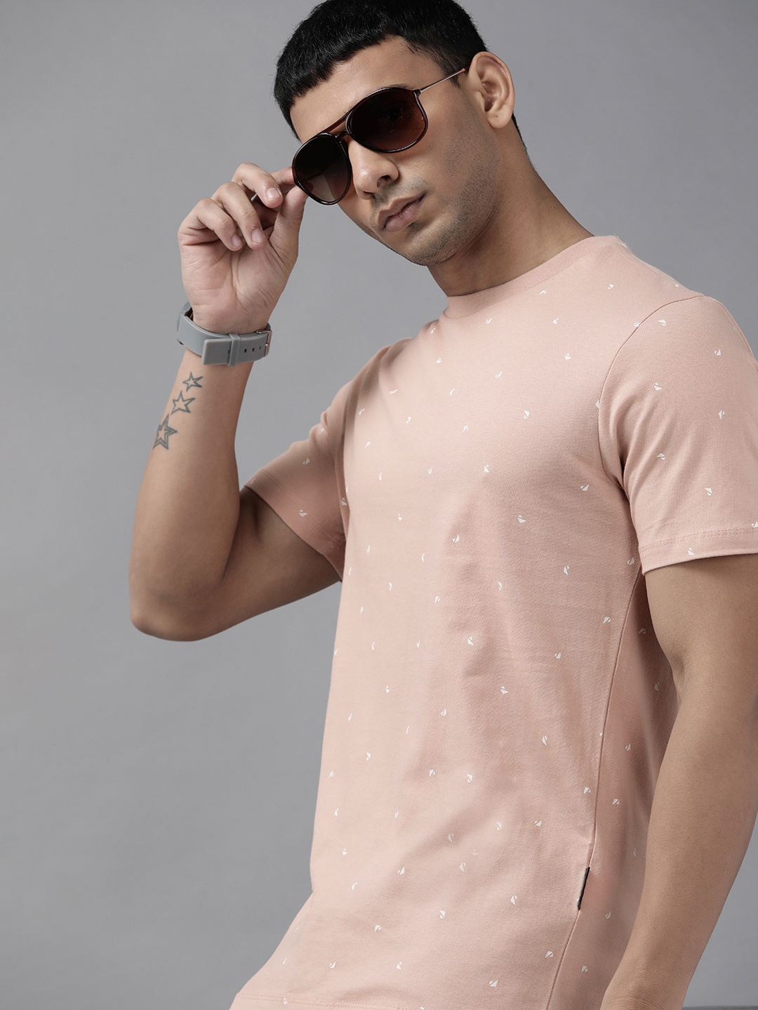 

Roadster Men Rose & White Printed Pure Cotton T-shirt