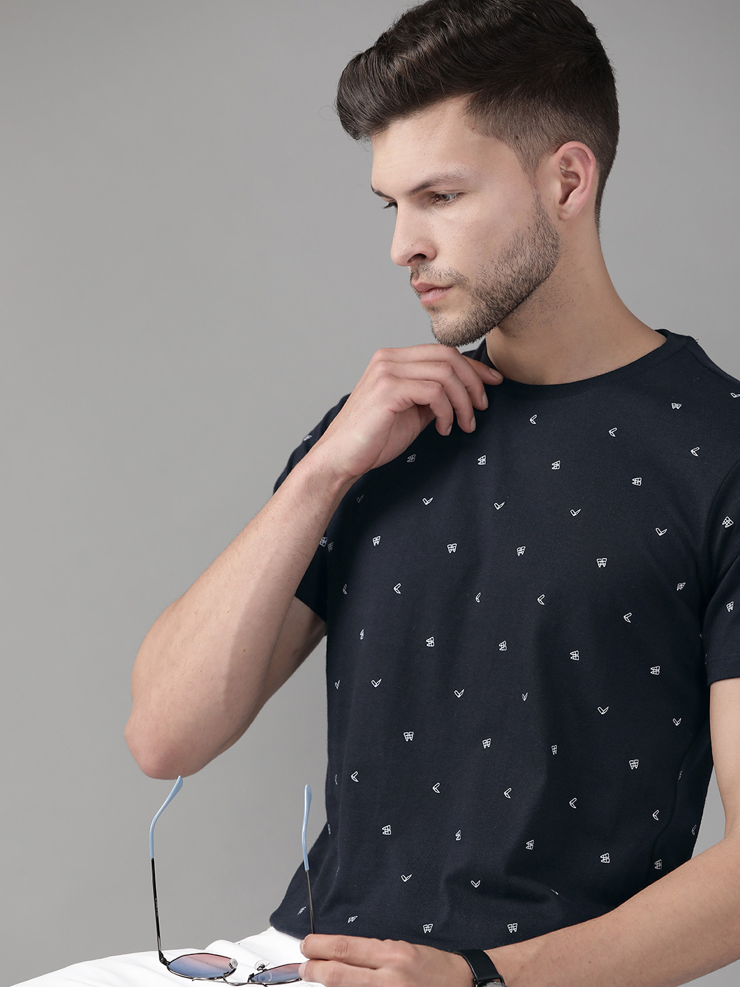

Roadster Men Navy Blue Geometric Printed Pure Cotton T-shirt