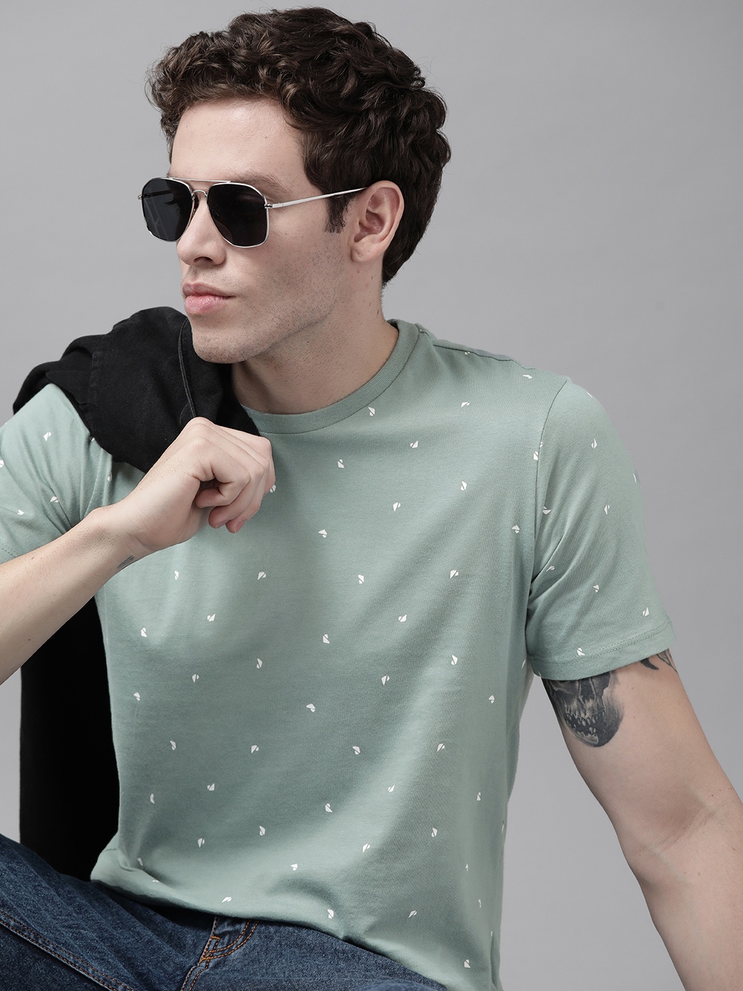 

Roadster Men Sage Green & White Geometric Printed Pure Cotton T-shirt