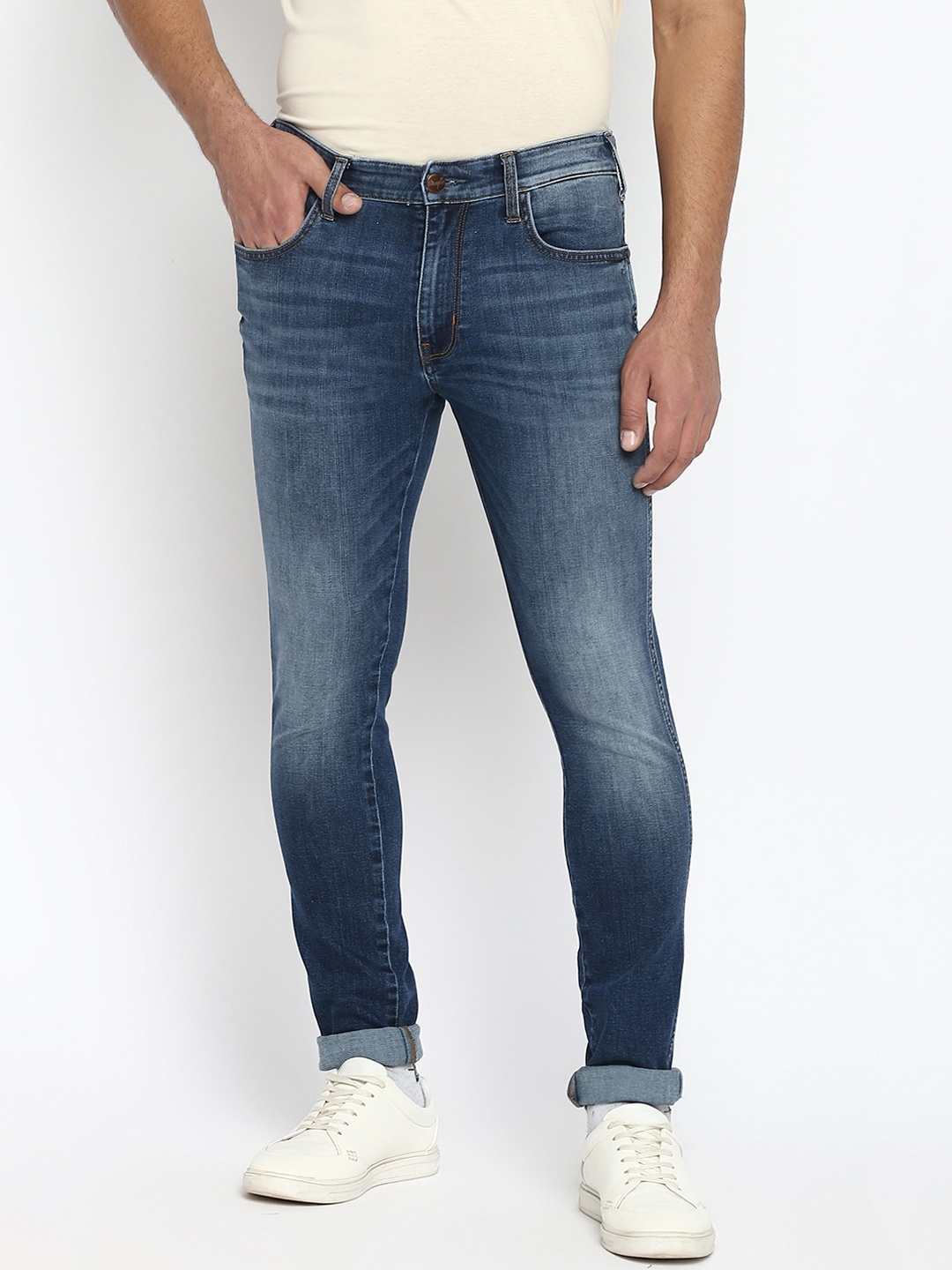 

Wrangler Men Blue Slim Fit Low-Rise Low Distress Light Fade Jeans