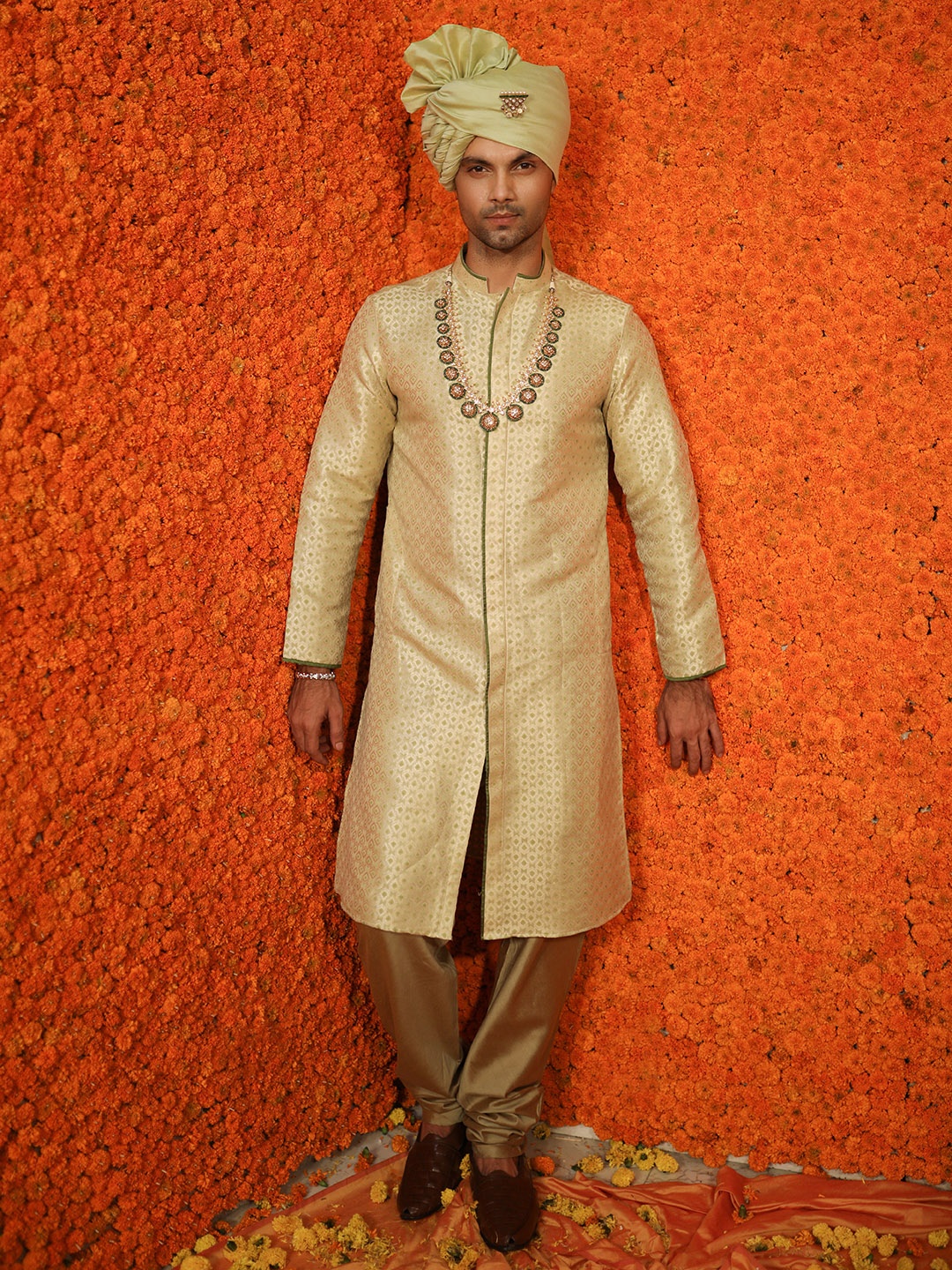 

KISAH Men Cream-Coloured & Olive Green Woven Design Kurta