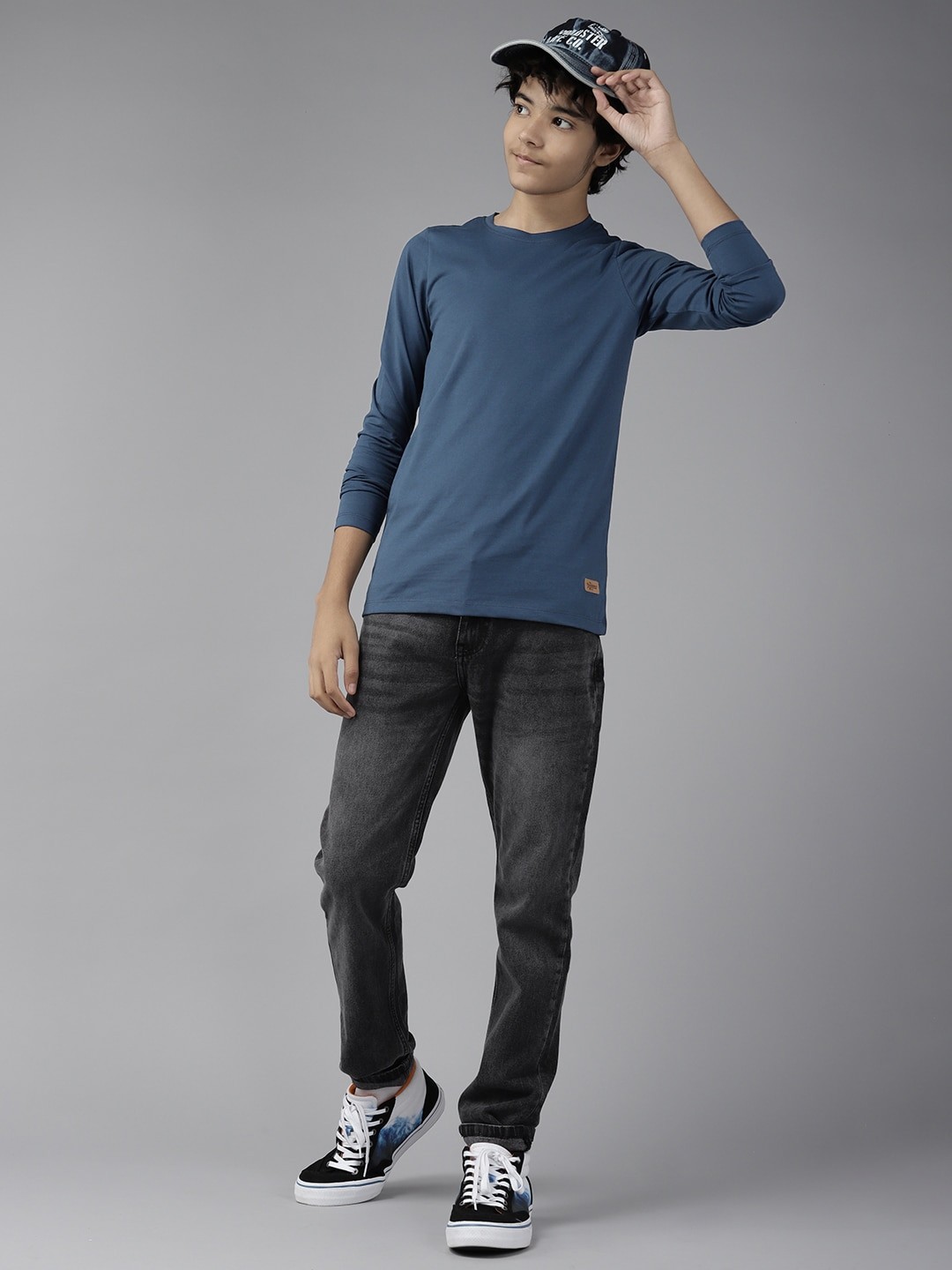 

UTH by Roadster Boys Navy Blue Solid T-shirt