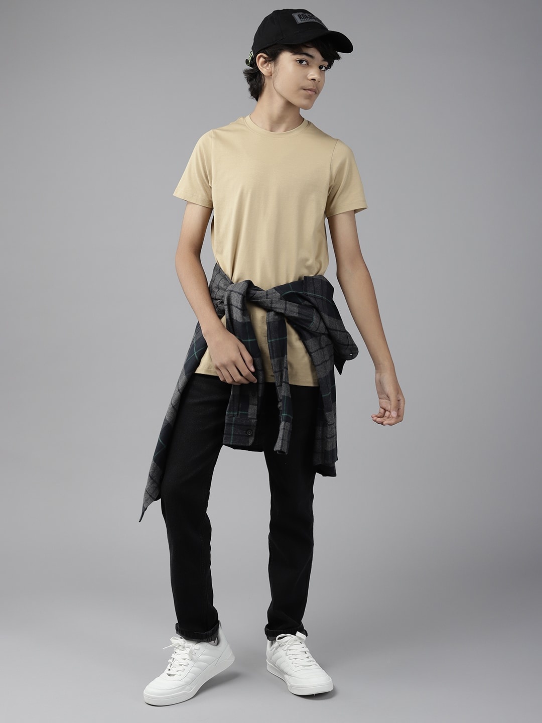 

UTH by Roadster Boys Beige Solid T-shirt