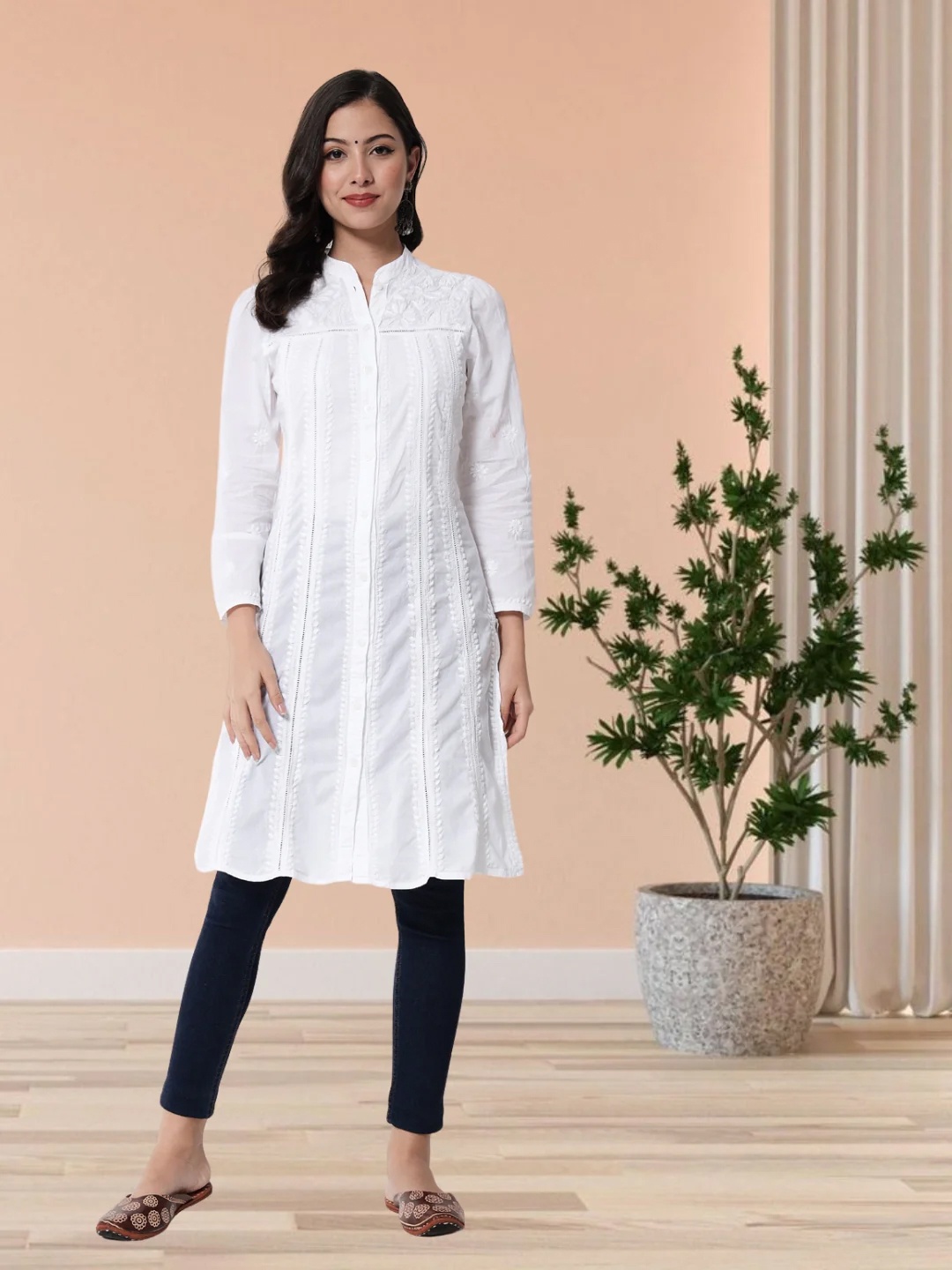 

PARAMOUNT CHIKAN Women White Floral Embroidered CottonChikankari Kurta