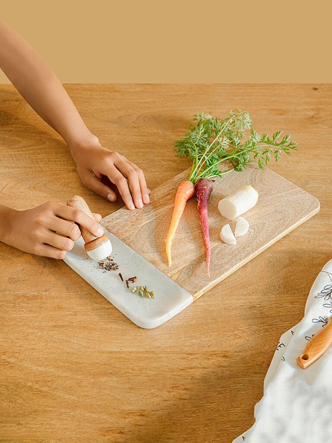 

ellementry Brown Solid Wooden Cutting Board With Pestle