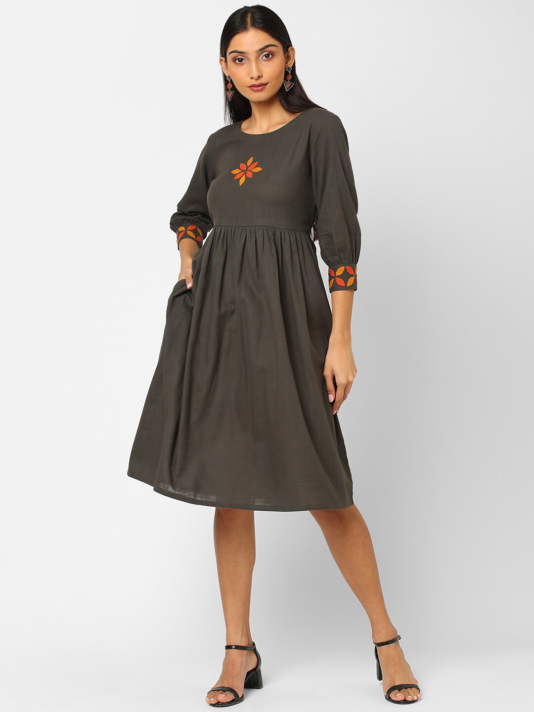 

KAMI KUBI Grey Applique Dress