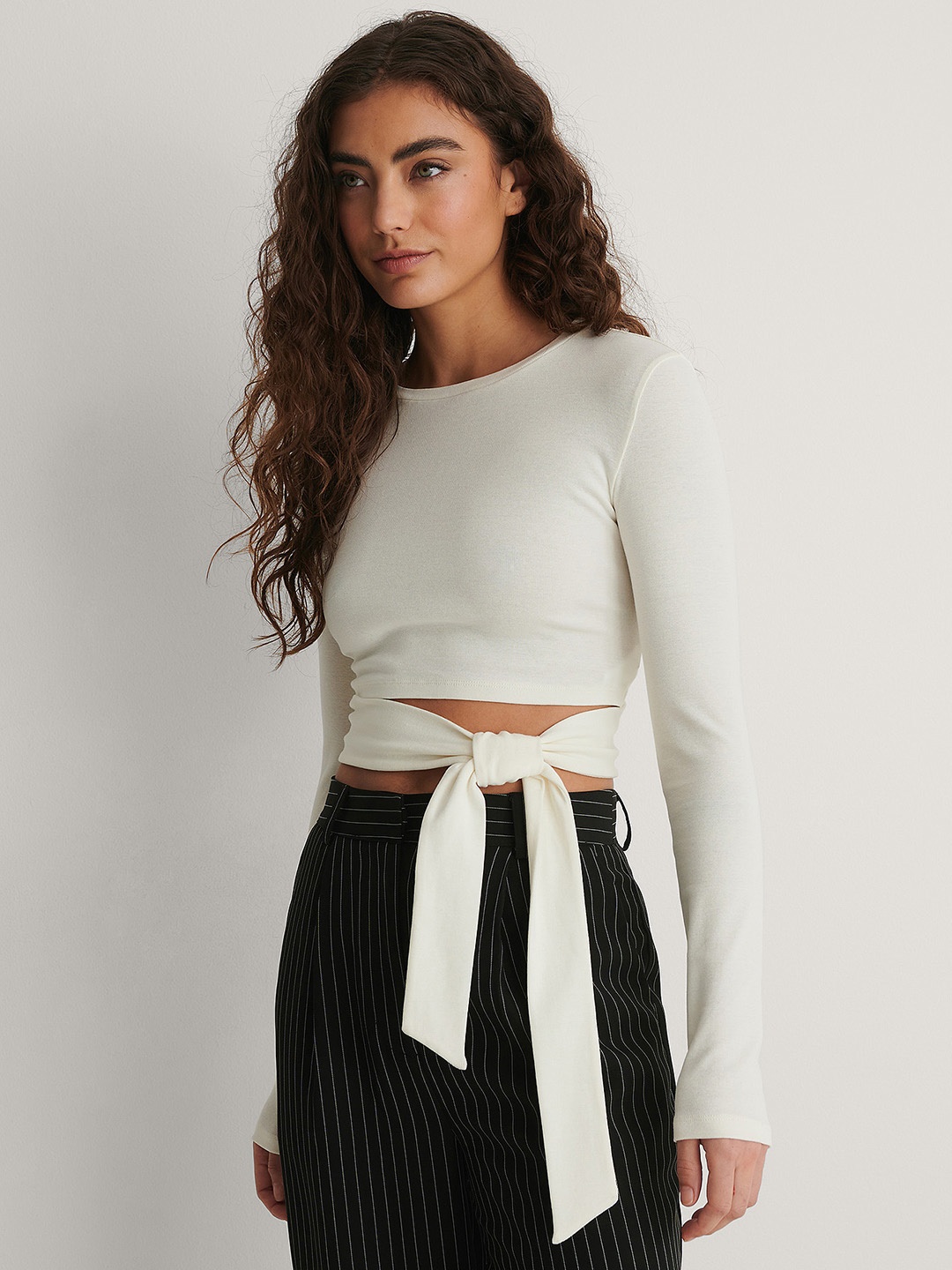 

NA-KD Off-White Styled Back Crop Top with Waist Tie-Up