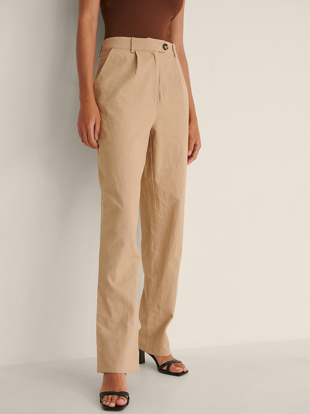 

NA-KD Women Beige Solid Pleated Trousers