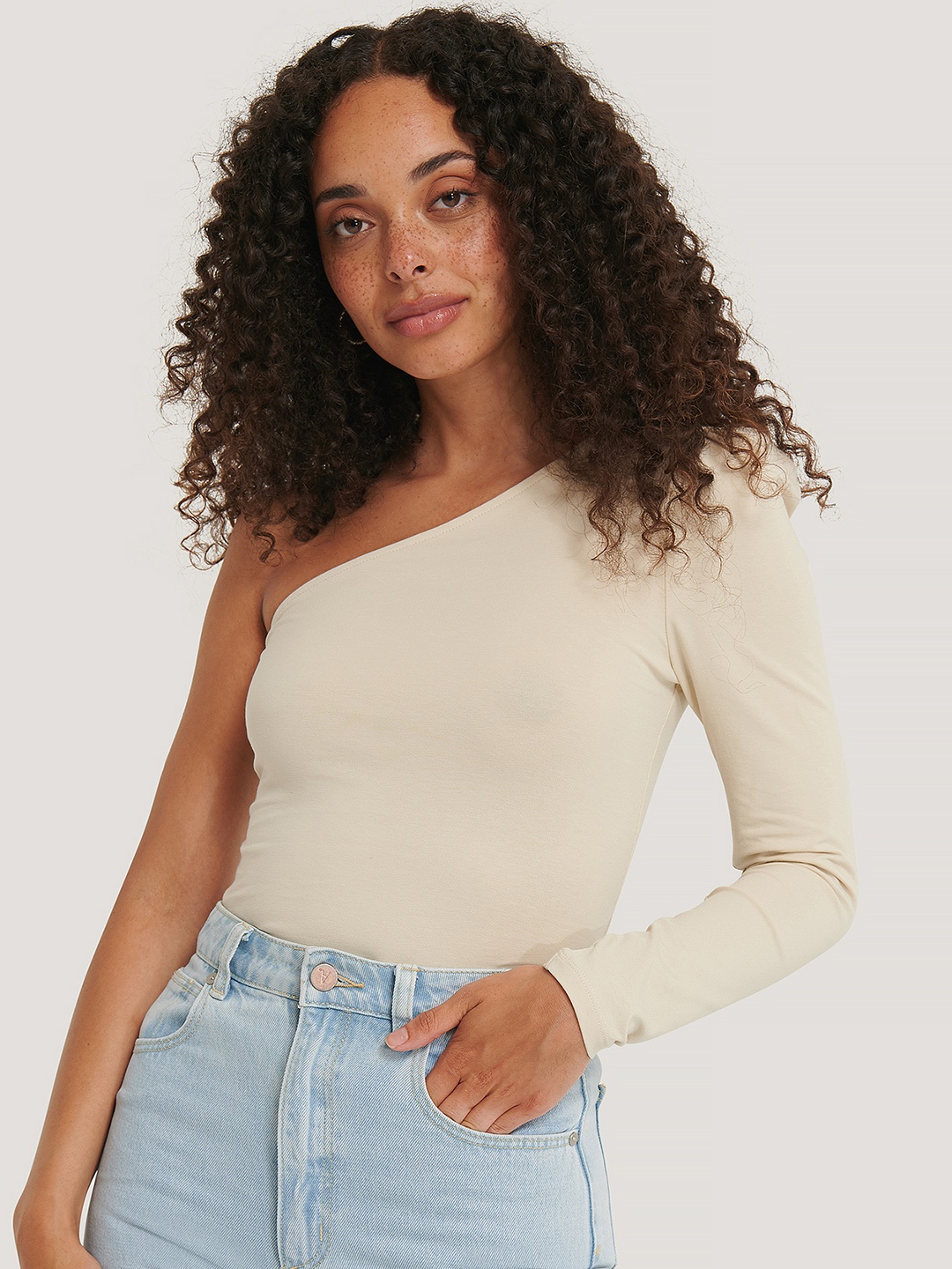 

NA-KD Off White Solid One Shoulder Top