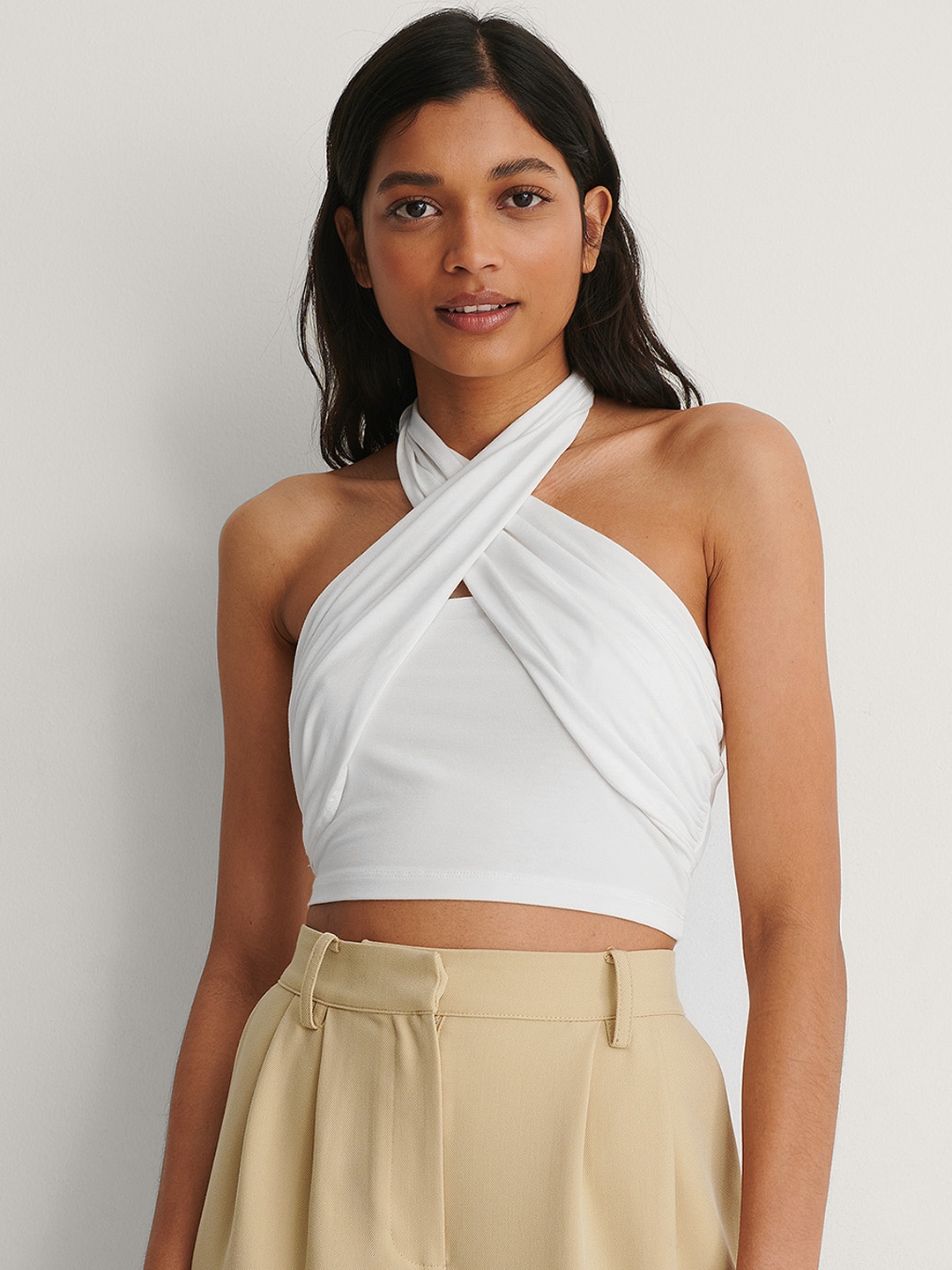 

NA-KD White Solid Halter Neck Crop Top