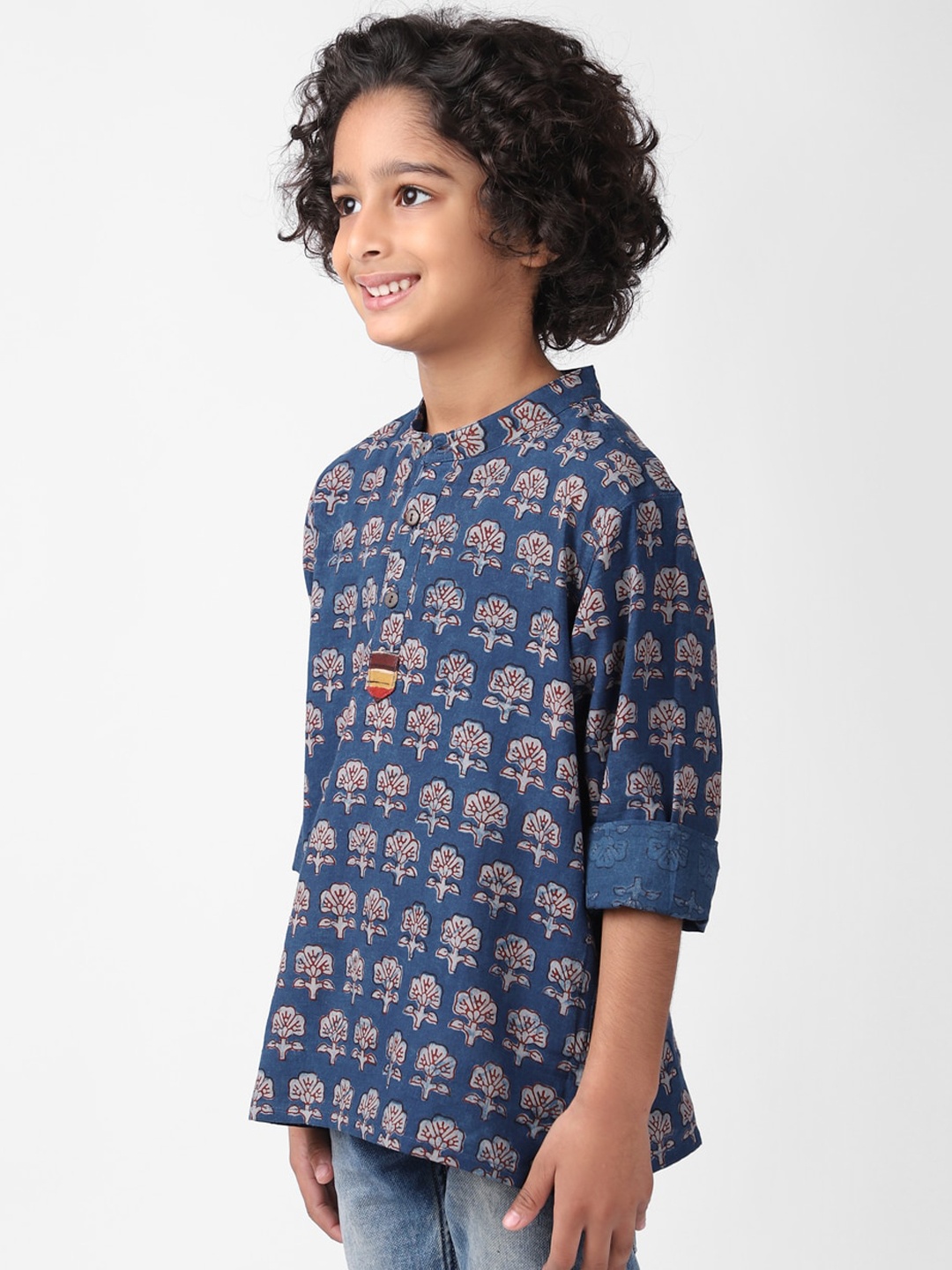 

Fabindia Boys Navy Blue & White Floral Printed Cotton Kurta